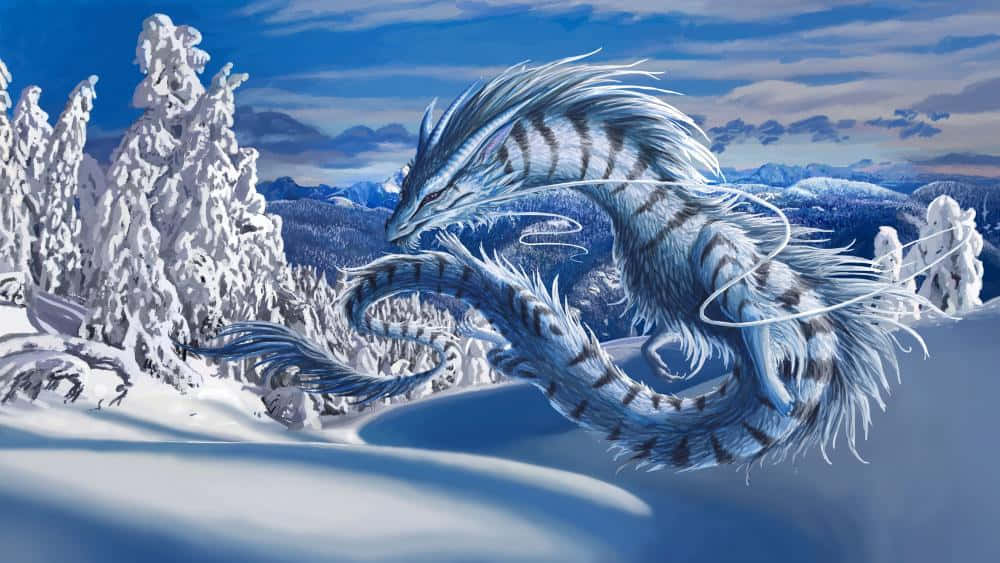  壁紙 — 一條雄偉的銀藍條紋龍在明亮的藍天下優雅地翱翔於白雪皚皚的山景之上，山上有積雪的樹木。