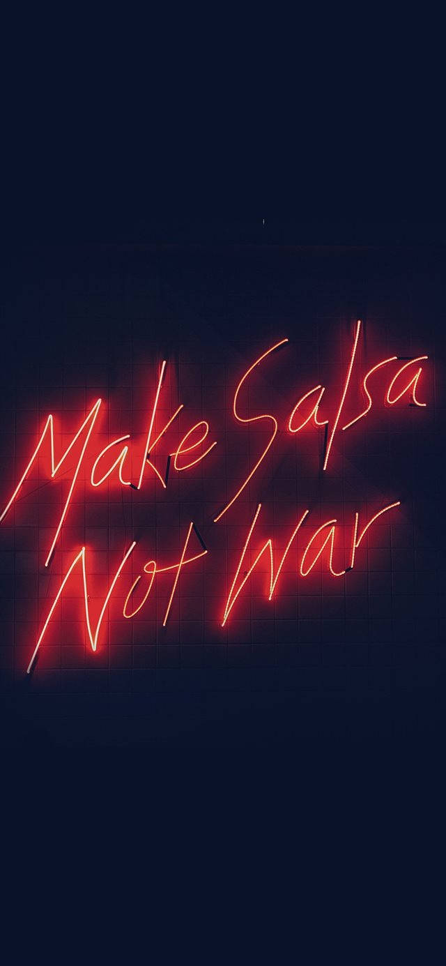 深色磚牆上寫著「Make Salsa Not War」的紅色霓虹燈牌。