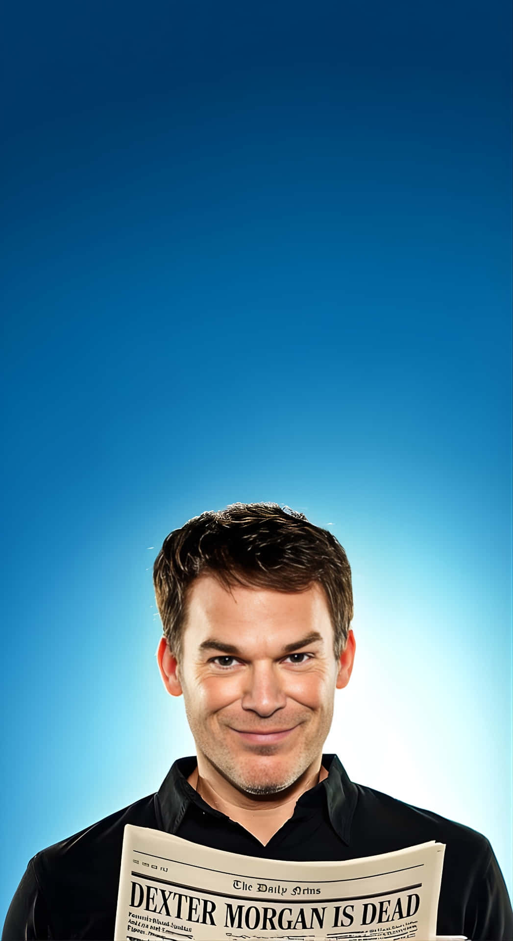  壁紙 — 一名身穿黑色襯衫的男子微笑著手持一份頭條為「DEXTER MORGAN 已死」的報紙，背景為漸變藍色。
