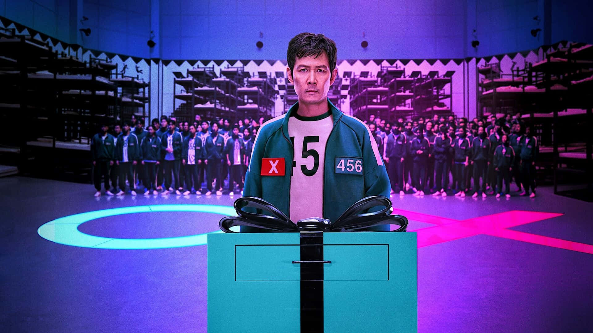  壁紙 — 一名身穿綠色號碼外套的男子站在一個發光的禮物盒前，身後是未來風格的競技場，排列著參賽者。
