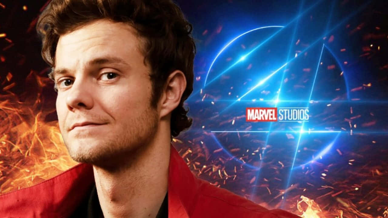  壁紙 — 一名身穿紅色外套的男子，在帶有Marvel Studios標誌的熾熱橙色和電光藍色宇宙背景前凝視前方。