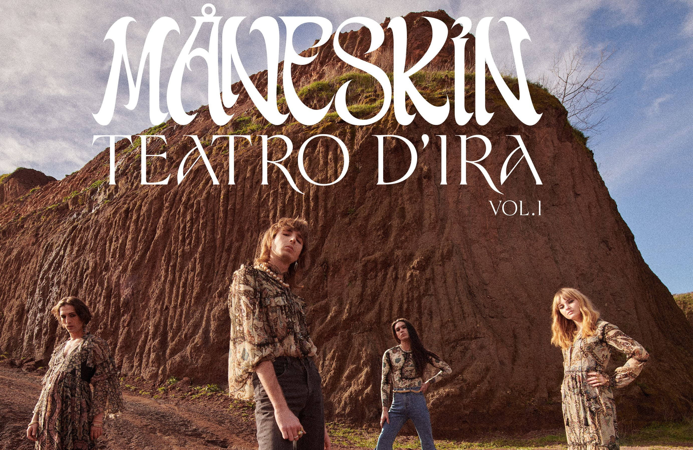Maneskin Teatro D'ira 壁紙 — 四位身穿圖案服裝的樂隊成員站在崎嶇的土崖前，天空多雲，並有粗體白色文字疊加。