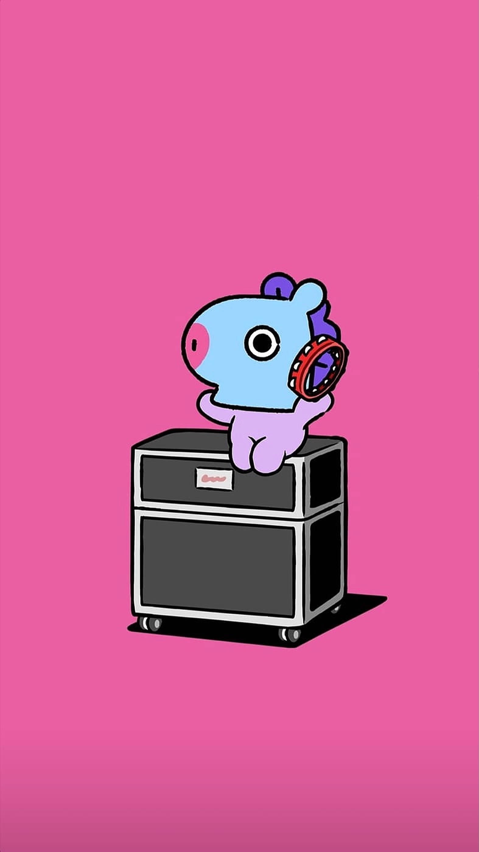 Mang Bt21 拿著手鼓 壁紙 — 一個可愛的藍色卡通角色，擁有紫色耳朵，坐在黑色擴音器上，背景為純粉紅色。