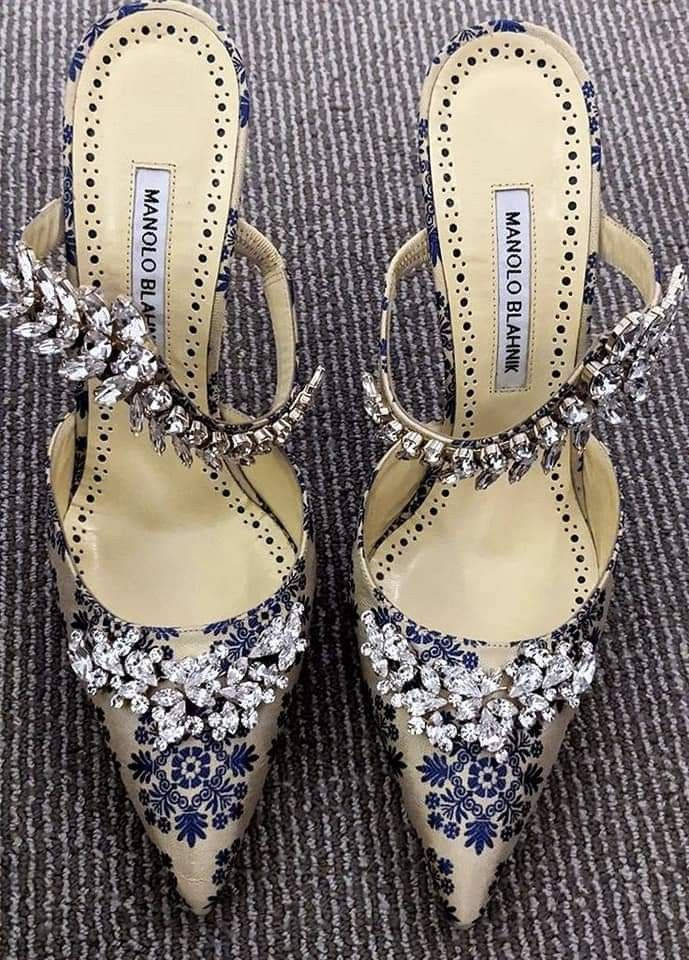 Manolo Blahnik珠飾高跟鞋 壁紙 — 優雅的 Manolo Blahnik 高跟鞋，帶有藍色花卉圖案和閃閃發光的水晶裝飾，放置在質感灰色地毯上。