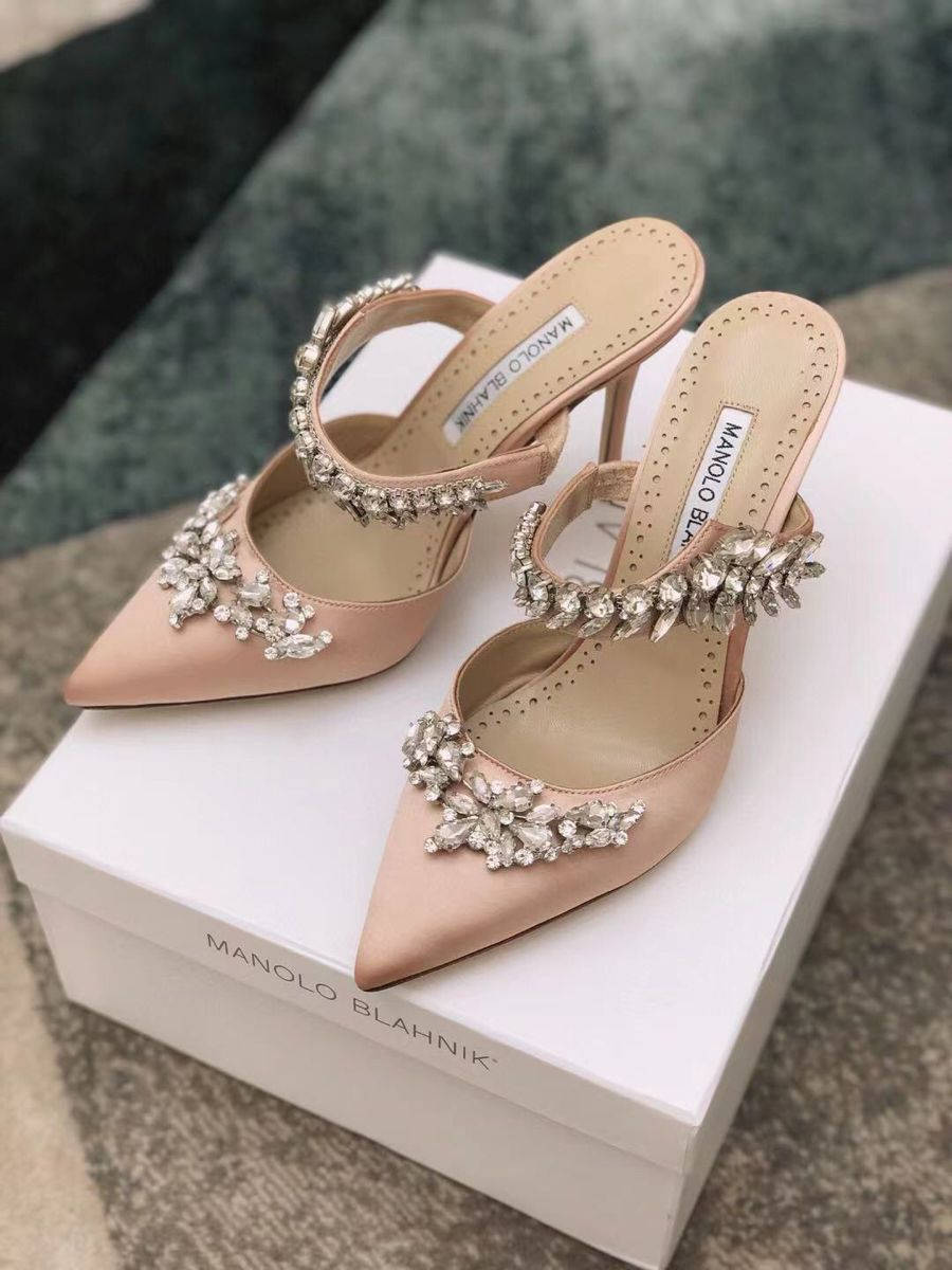 Manolo Blahnik 的淡粉紅色水晶裝飾高跟鞋，放在品牌盒子上。
