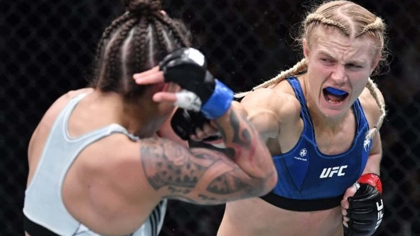 Manon Fiorot 擊打對手 壁紙 — 兩位女性MMA拳手在激烈的鐵籠賽中，其中一人打出強力一拳。
