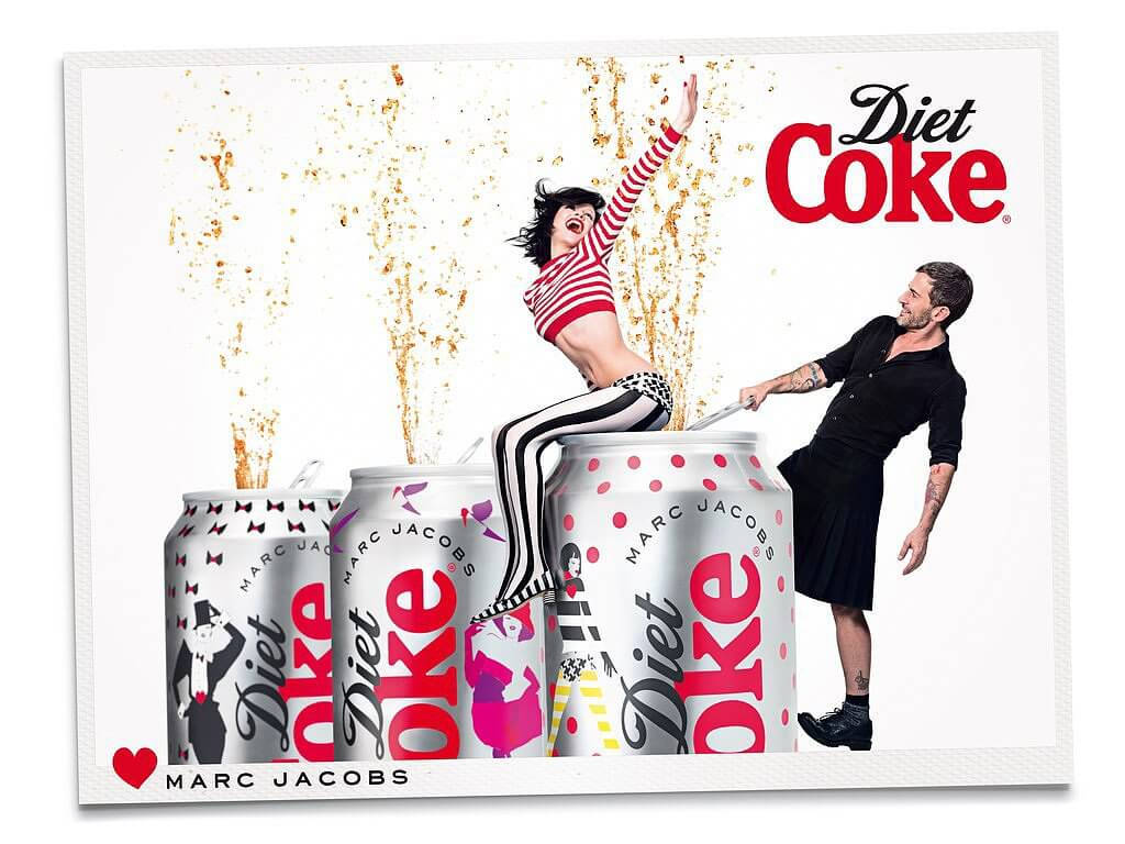 Marc Jacobs Diet Coke廣告活動 壁紙 — 一名身穿條紋服裝的女子從巨大的健怡可樂罐中躍出，金色液體噴灑，一名黑衣男子在旁觀看。