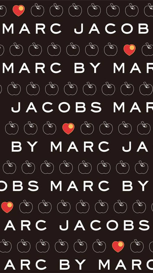 Marc Jacobs 品牌名稱圖案 壁紙 — 深棕色背景上重複出現白色輪廓蘋果和粗體白色文字，並散落著紅色心形表情符號。