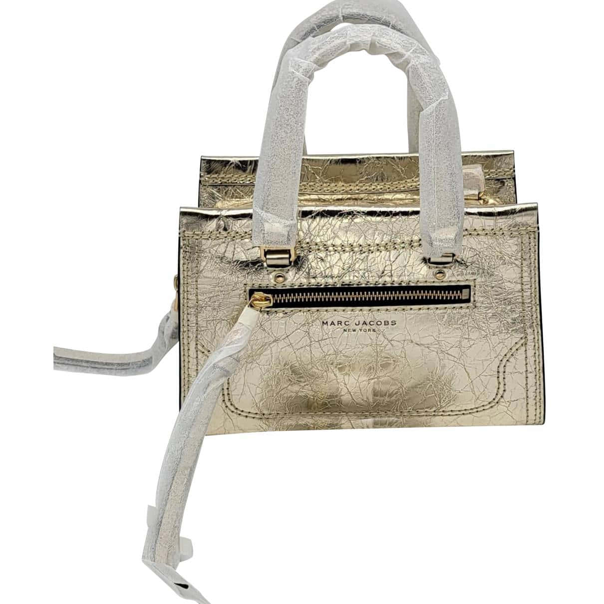 金色裂紋皮革Marc Jacobs手袋，配有銀色手柄和肩帶。