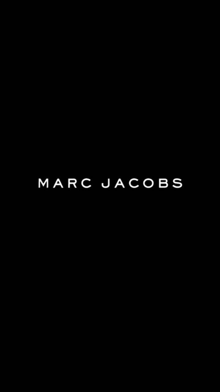 Marc Jacobs時尚品牌 壁紙 — 粗體白色「MARC JACOBS」文字居中於純黑色背景上。