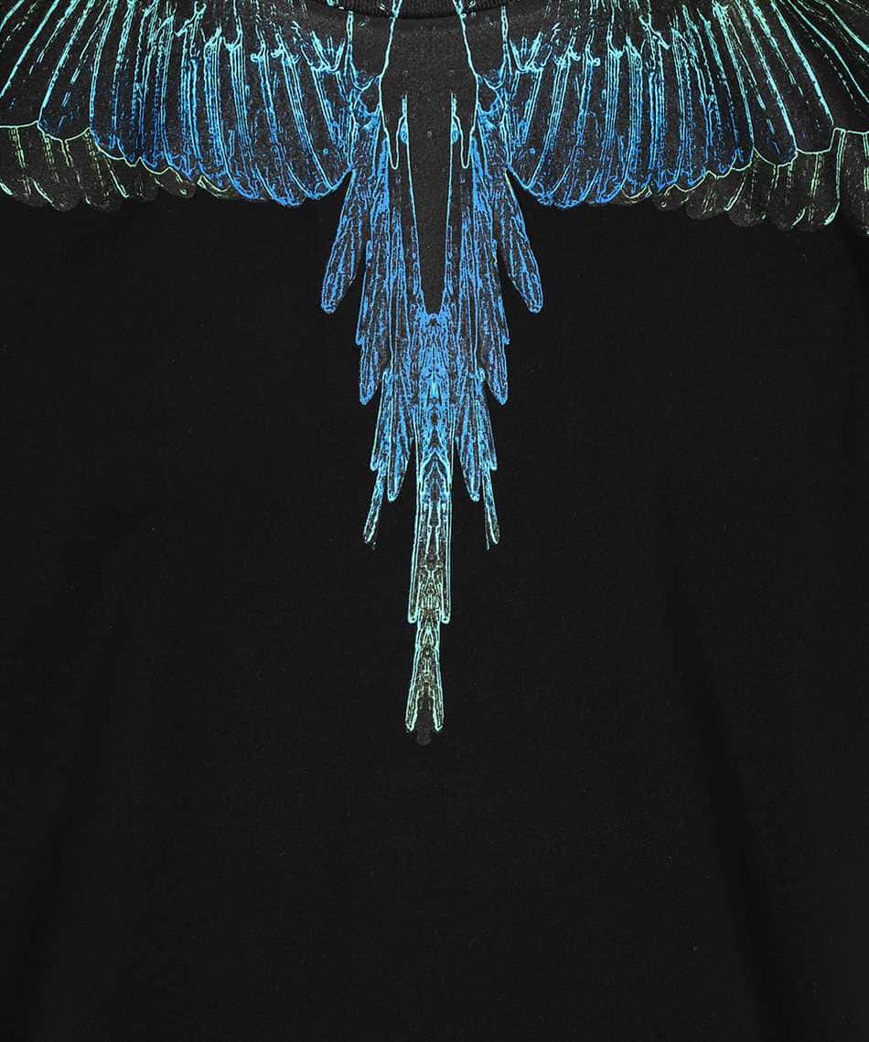 Marcelo Burlon 閃耀藍綠翅膀 壁紙 — 黑色T恤上有一個發光藍色霓虹天使翅膀圖案，帶有複雜的羽毛細節。