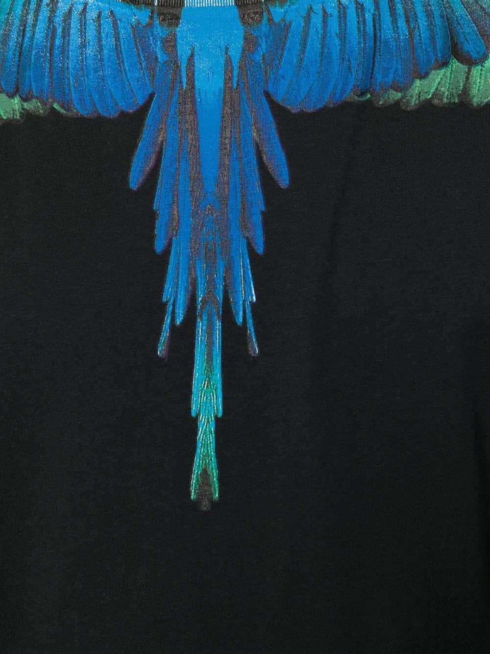 黑色布料上鮮豔的藍綠色鳥翼刺繡。
