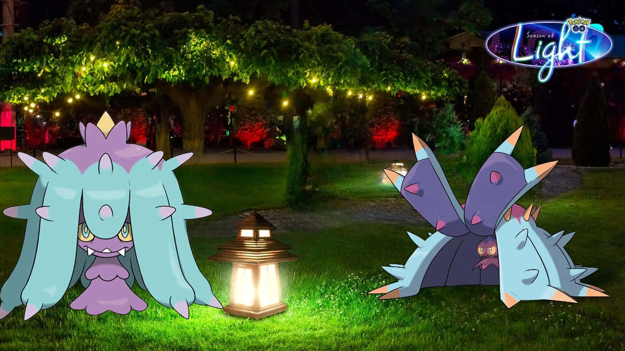 Mareanie與Toxapex搭配花園主題背景 壁紙 — 夜晚，兩隻發光的寶可夢站在草地上的燈串下，中間有一盞燈籠。