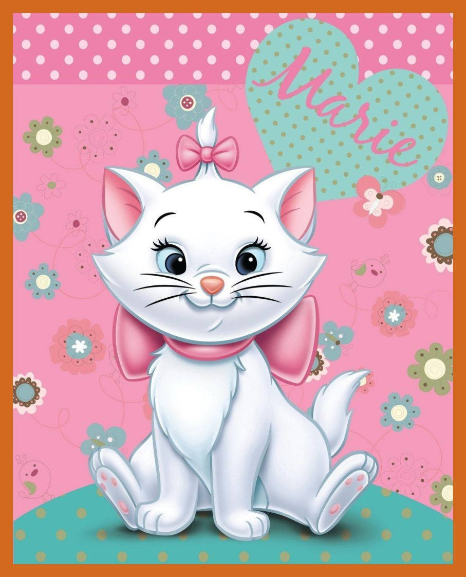 可愛的 Marie Cat 優雅坐姿 壁紙 — 一隻可愛的白色卡通貓咪，戴著粉紅色蝴蝶結，坐在青綠色圓點表面上，背景是粉紅色花卉圖案，她的名字在一個心形裡。