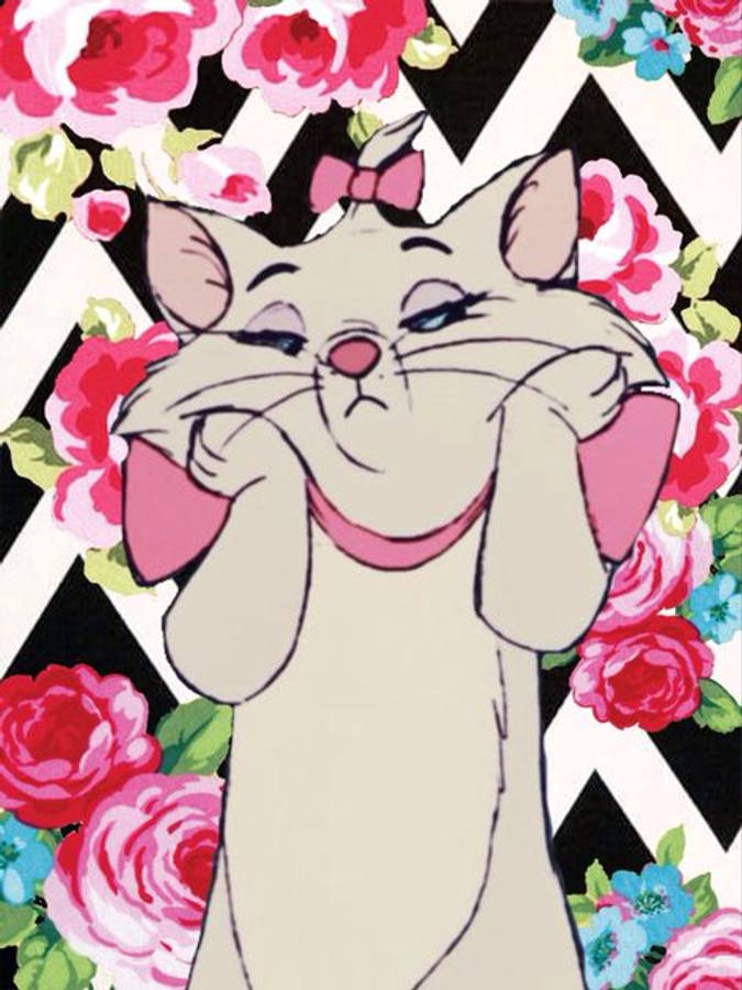不悅的 Marie Cat 壁紙 — 一隻戴著粉紅色蝴蝶結和項圈的卡通貓咪，用爪子遮住臉，背景是醒目的黑白鋸齒圖案，點綴著鮮豔的粉紅色和藍色花朵。