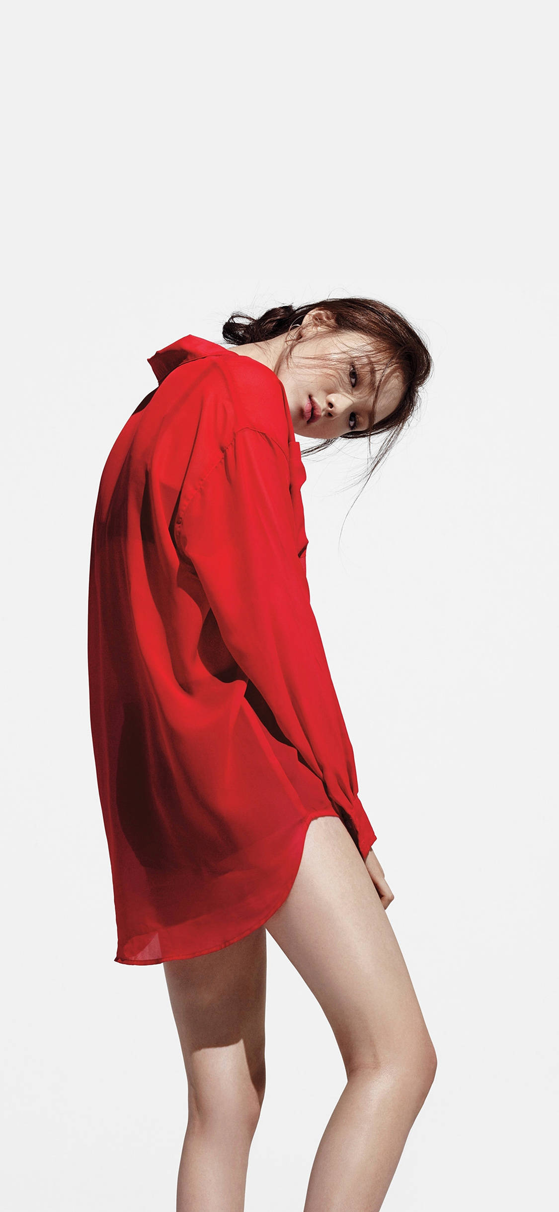 韓國女模特兒李昇基《Marie Claire Korea》雜誌封面 壁紙 — 一位身穿飄逸紅衫的女性，在純白背景下，以柔和的眼神和凌亂的頭髮擺姿勢。