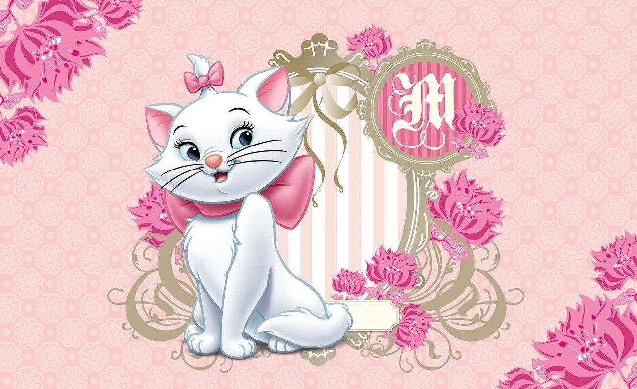 優雅的Marie貓 壁紙 — 一隻戴著粉紅色蝴蝶結的可愛白色卡通貓，優雅地坐在華麗花卉圖案和裝飾性字母組合框架中。