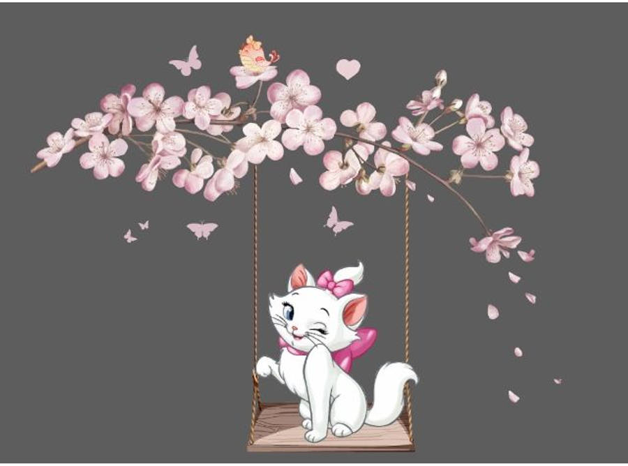 眨眼的 Marie The Cat 壁紙 — 一隻戴著粉紅色蝴蝶結的白色卡通貓咪，開心咁坐喺一個開滿粉紅色櫻花嘅樹枝下嘅鞦韆上，周圍有蝴蝶翩翩起舞。
