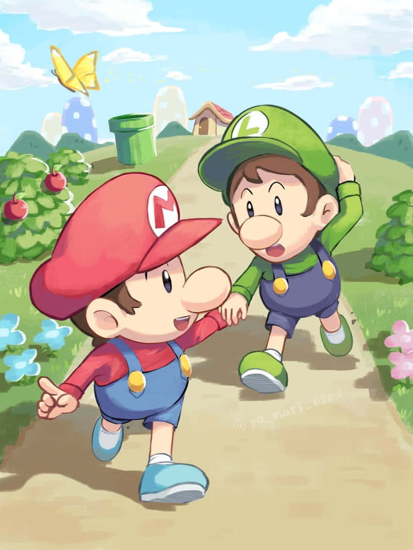 Baby Luigi 桌布 壁紙 — 瑪利歐和路易吉手牽手跑過陽光明媚的草地，有蝴蝶和標誌性的蘑菇王國景色。