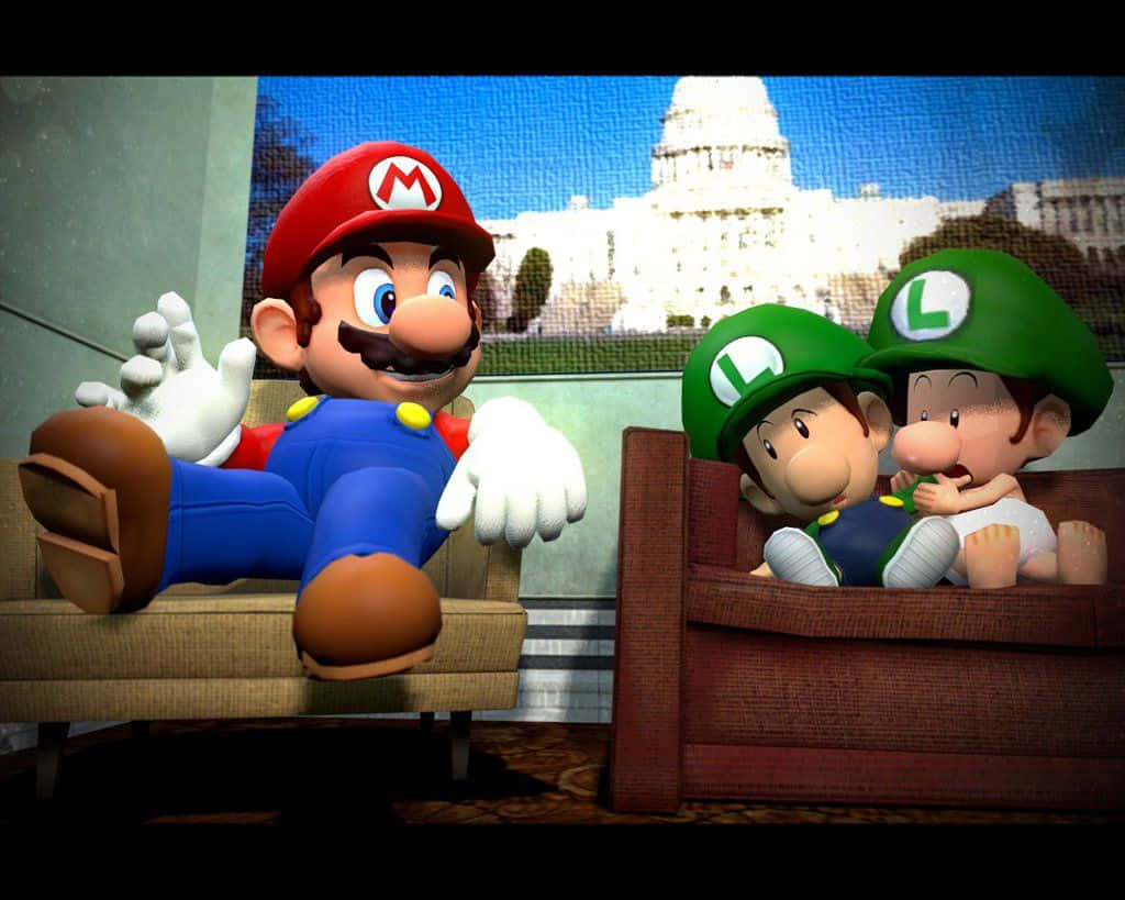 Baby Luigi 桌布 壁紙 — 瑪利奧喺梳化上放鬆揮手，而路易吉同一個 BB 路易吉坐喺佢旁邊嘅舒適客廳。
