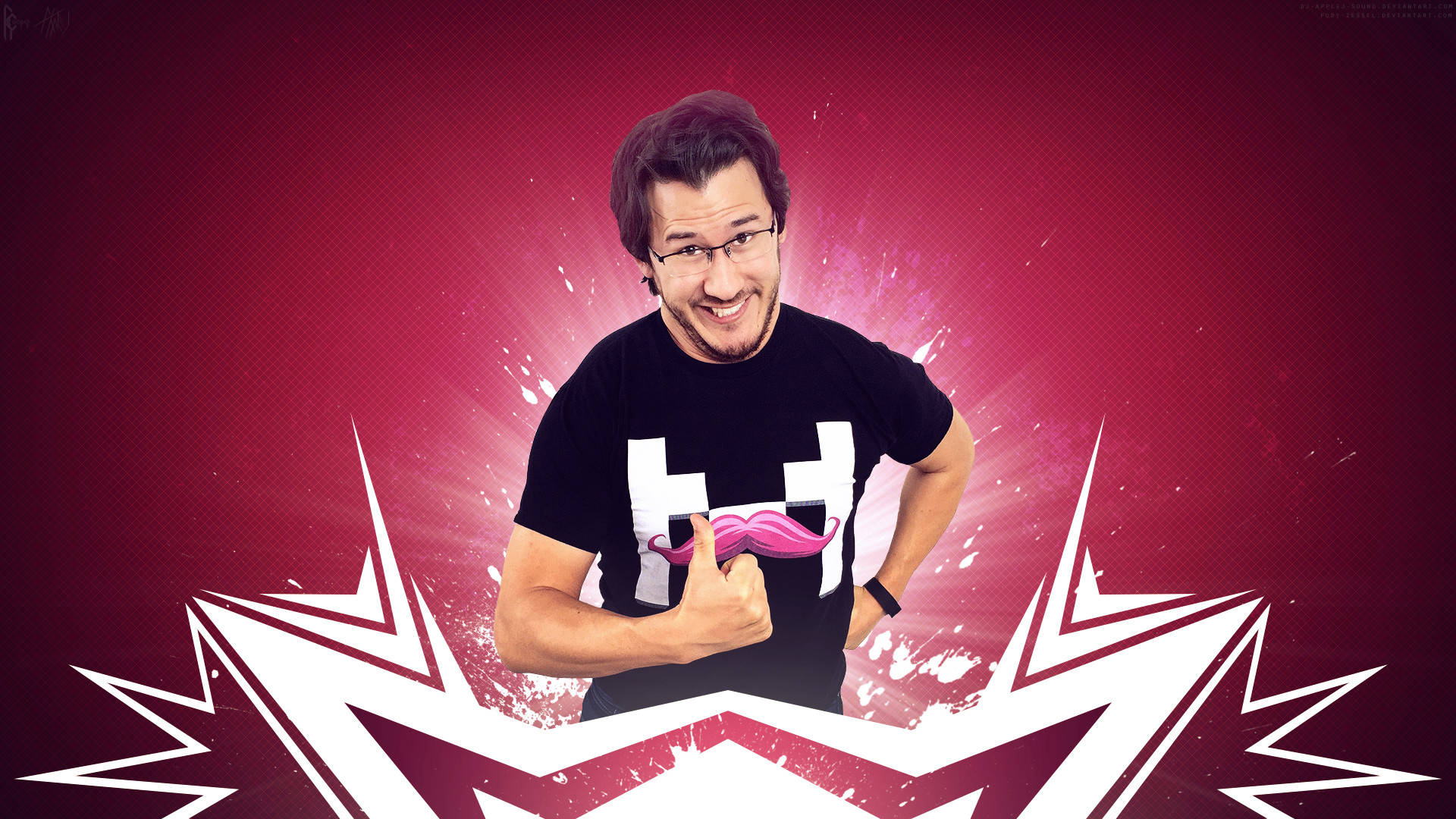 Markiplier 肖像照 壁紙 — 一個戴眼鏡、襯衫上有粉紅色鬍子圖案的男人，在充滿活力的紅色背景上豎起大拇指，背景有白色漫畫風格的爆發效果。