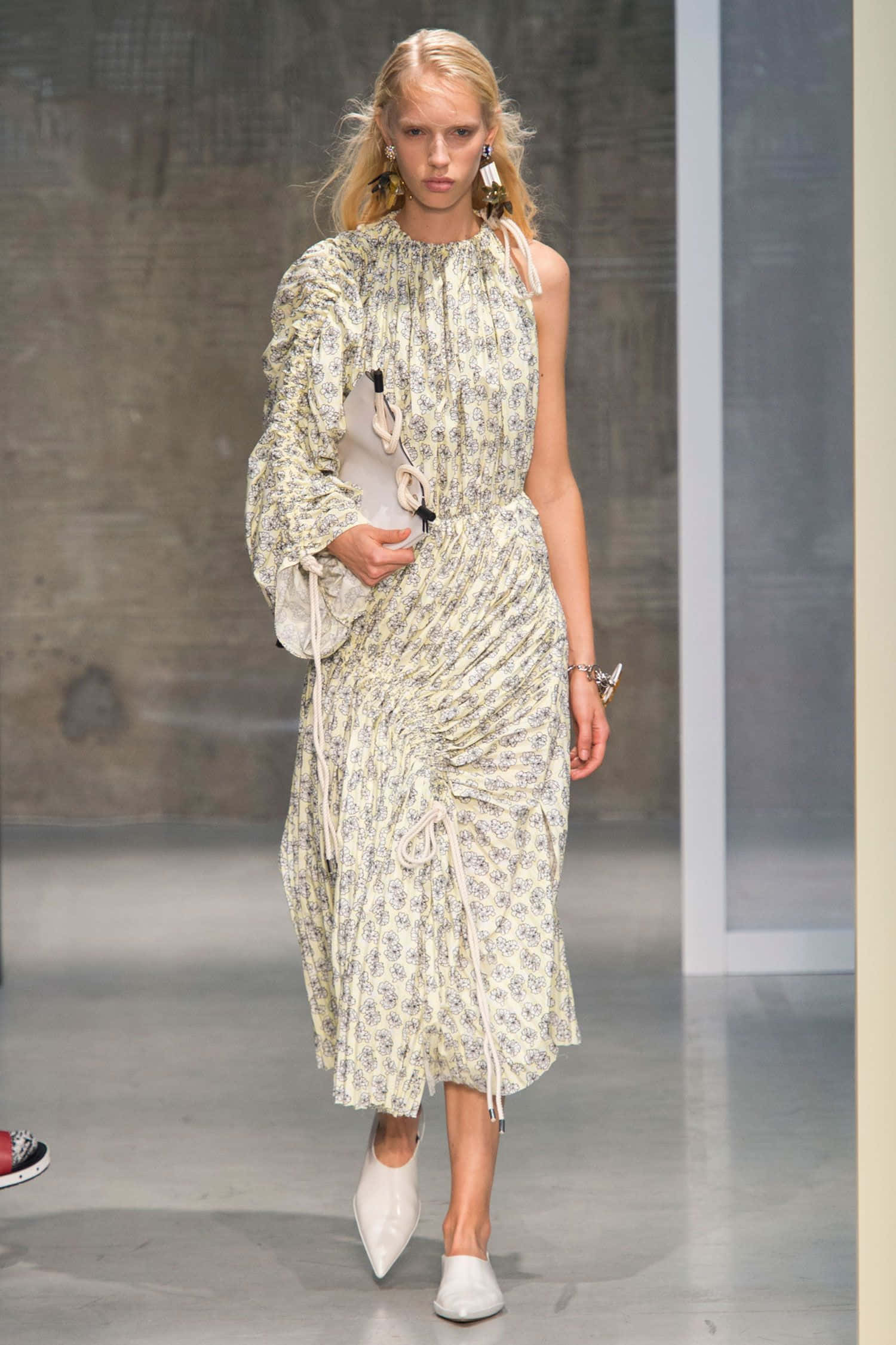 Marni 2017 春季時裝週造型 壁紙 — 一位金髮模特兒自信地走在天橋上，身穿印花連衣裙，帶有褶皺細節和白色尖頭高跟鞋。