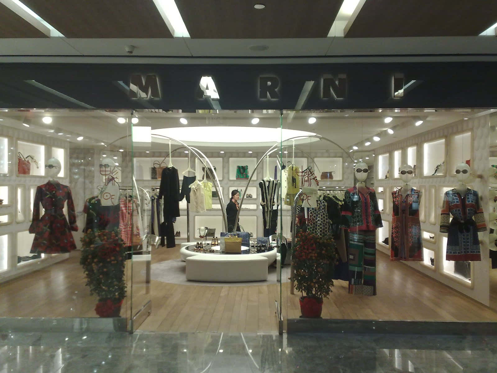 Marini 時裝店內部，有人體模型和服裝展示。