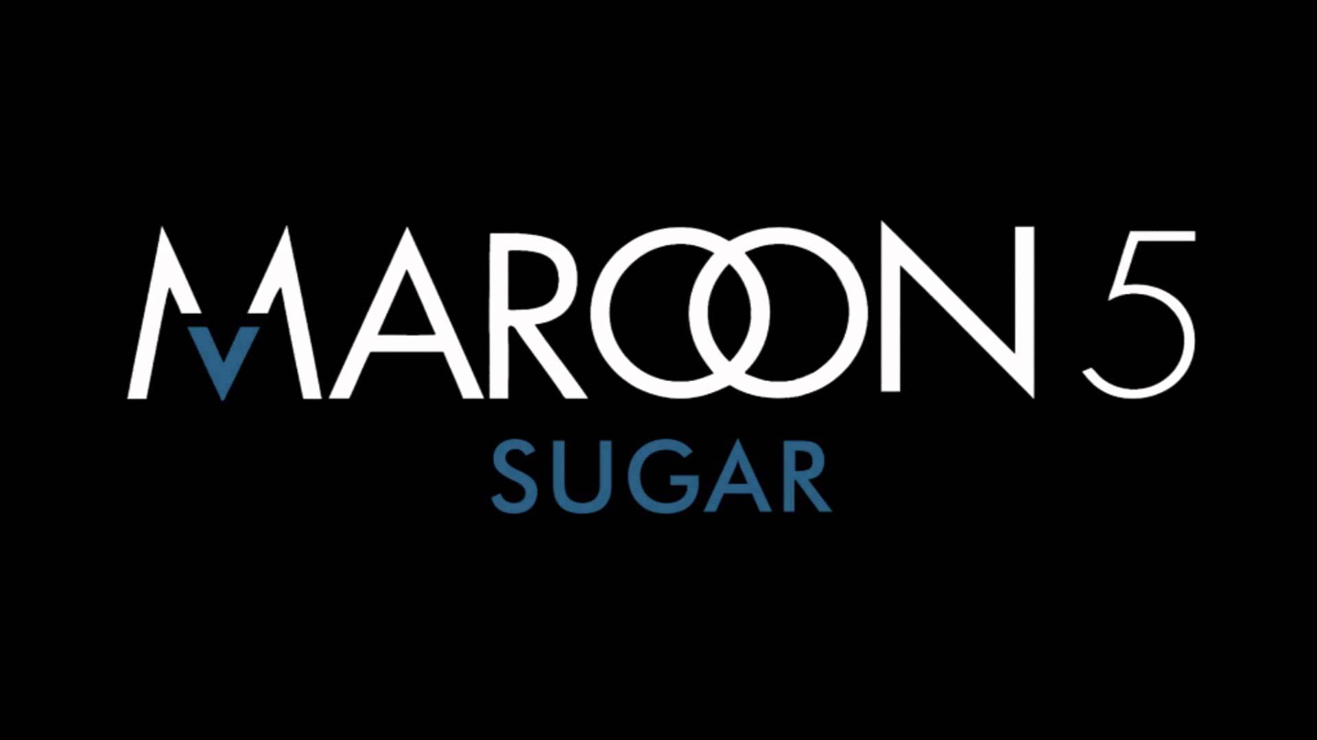 Maroon 5 糖果黑底壁紙 壁紙 — 大膽嘅白色同藍色 Maroon 5 Sugar 標誌，置中喺鮮明嘅黑色背景上。