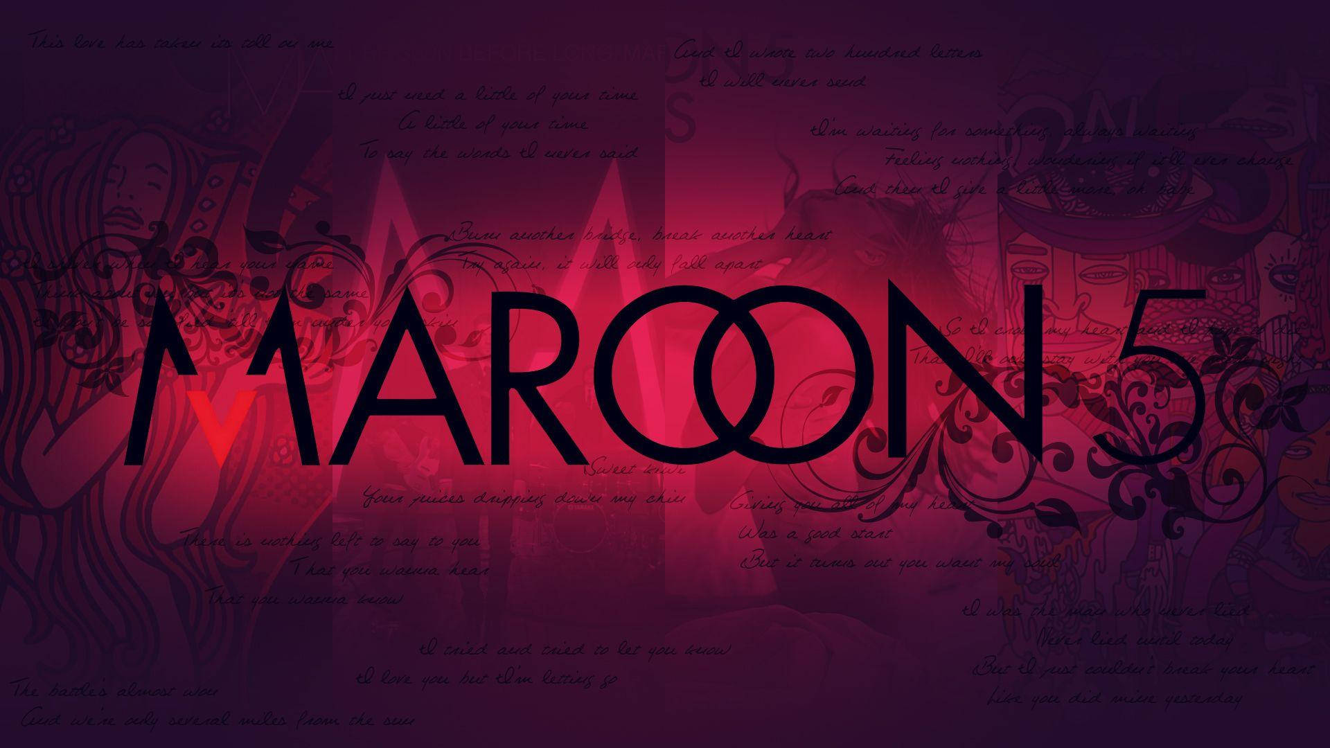 Maroon 5 鮮紅風格標誌 壁紙 — 大膽的黑色「MAROON 5」文字主導了一個夢幻的紫色和紅色背景，充滿了手寫歌詞和華麗的花卉漩渦。