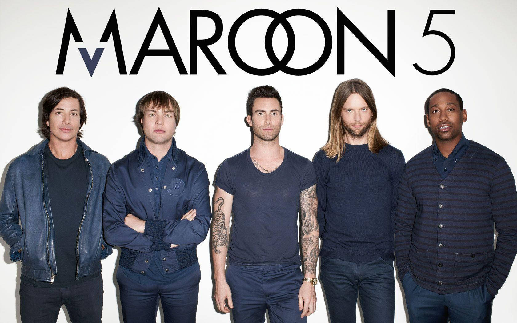 Maroon 5 樂隊成員身穿海軍藍服裝為工作室肖像照擺姿勢。 — 海軍藍 壁紙