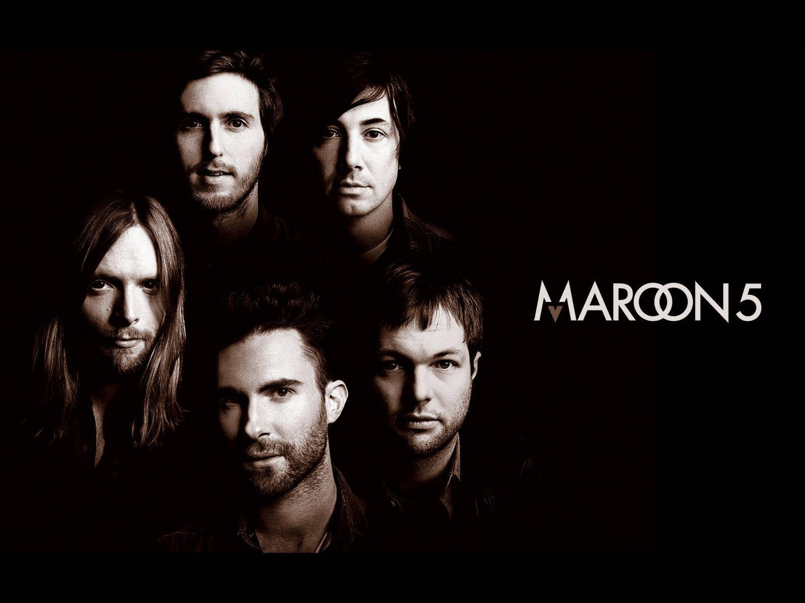 Maroon 5 黑色背景臉部特寫 壁紙 — 五個表情嚴肅的男人在深色背景前，以高對比度的黑白肖像照直視前方，並有白色字體的樂隊名稱 Maroon 5。