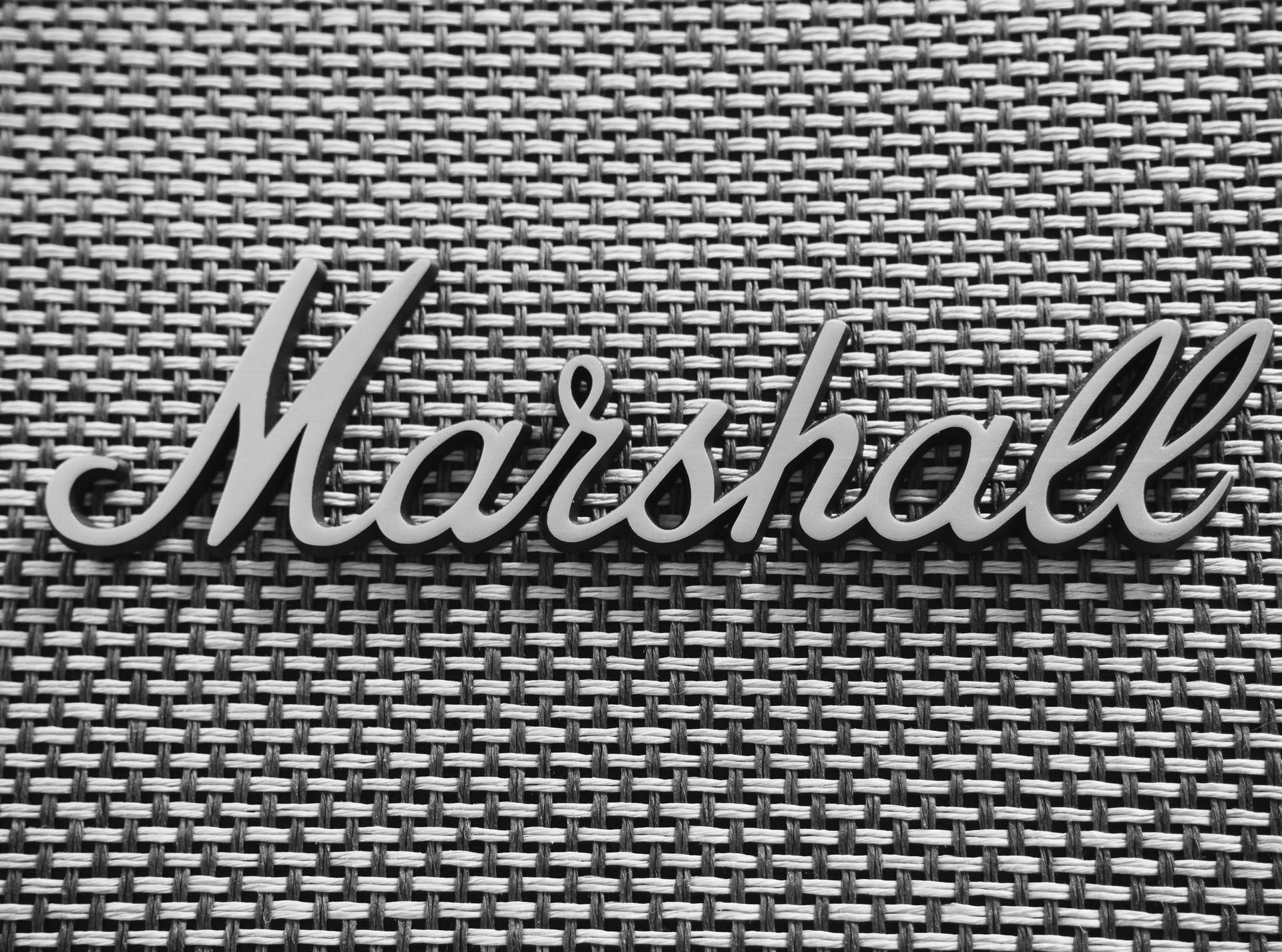 銀色 Marshall 標誌在編織灰色布料背景上