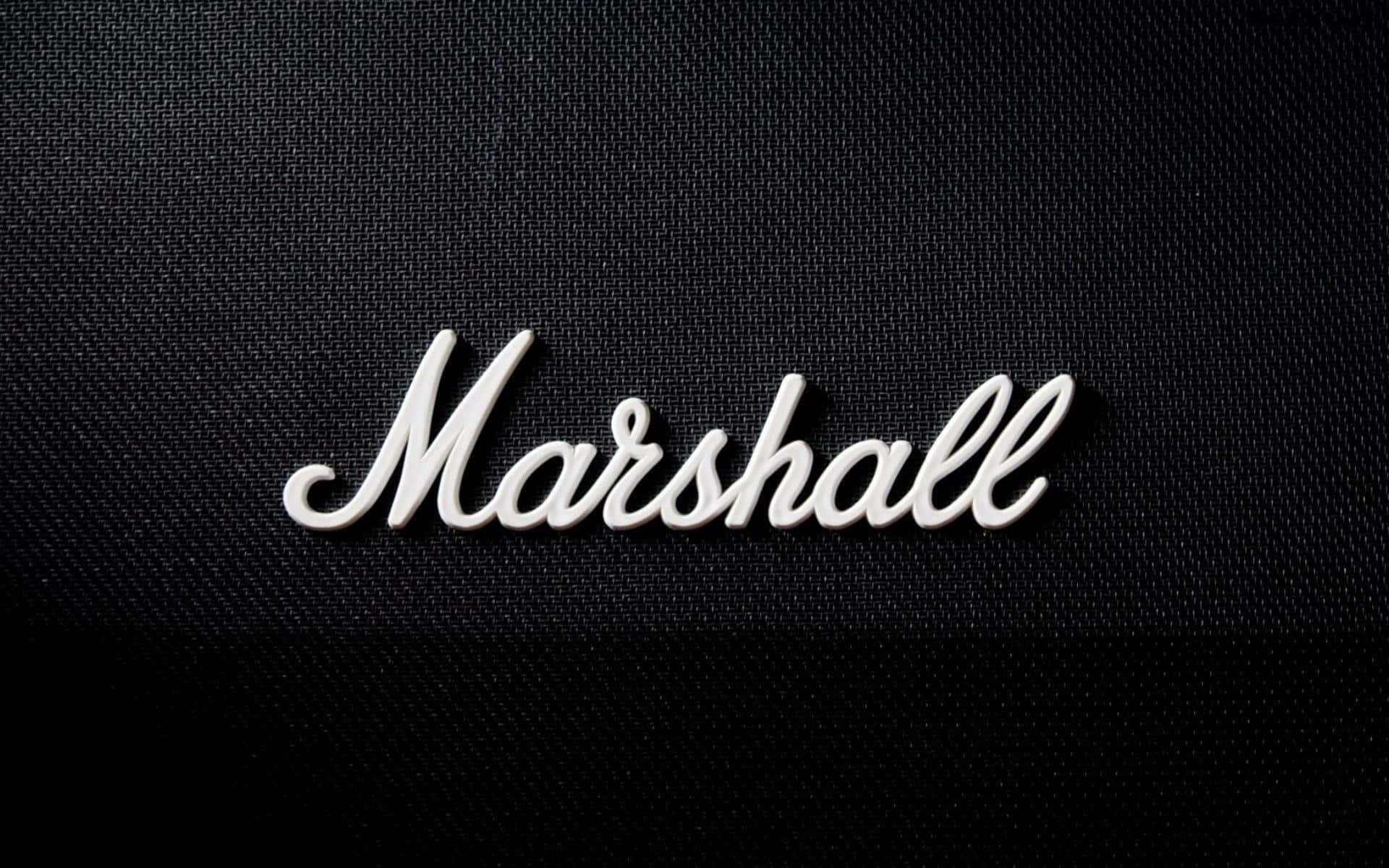 白色Marshall標誌刺繡在帶有紋理的黑色布料上。