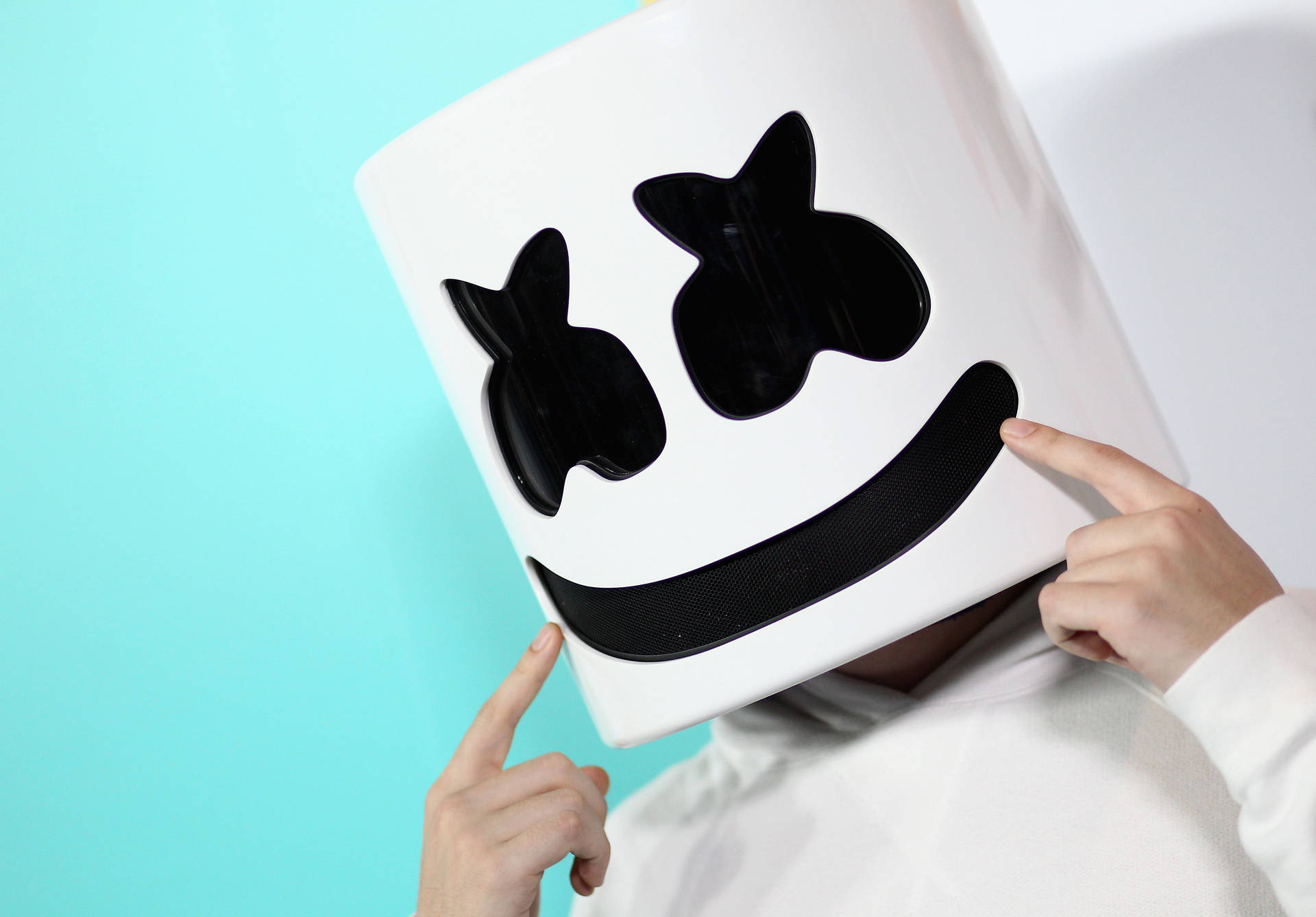 戴著Marshmello面具的人在工作室中指著它