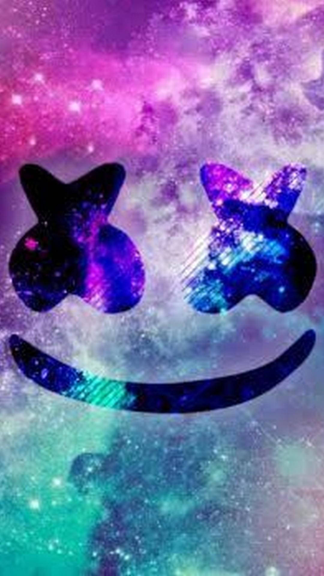 Marshmello iPhone 彩雲背景 壁紙 — 一個笑臉，擁有星際銀河眼睛和嘴巴，背景是充滿活力的宇宙背景，包含紫色、青綠色和粉紅色的星雲。