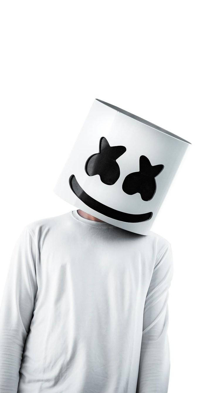 Marshmello iPhone 簡約風 壁紙 — 一個人戴著白色圓柱形面具，面具上有黑色星形眼睛和寬闊的笑容，背景為純白色。
