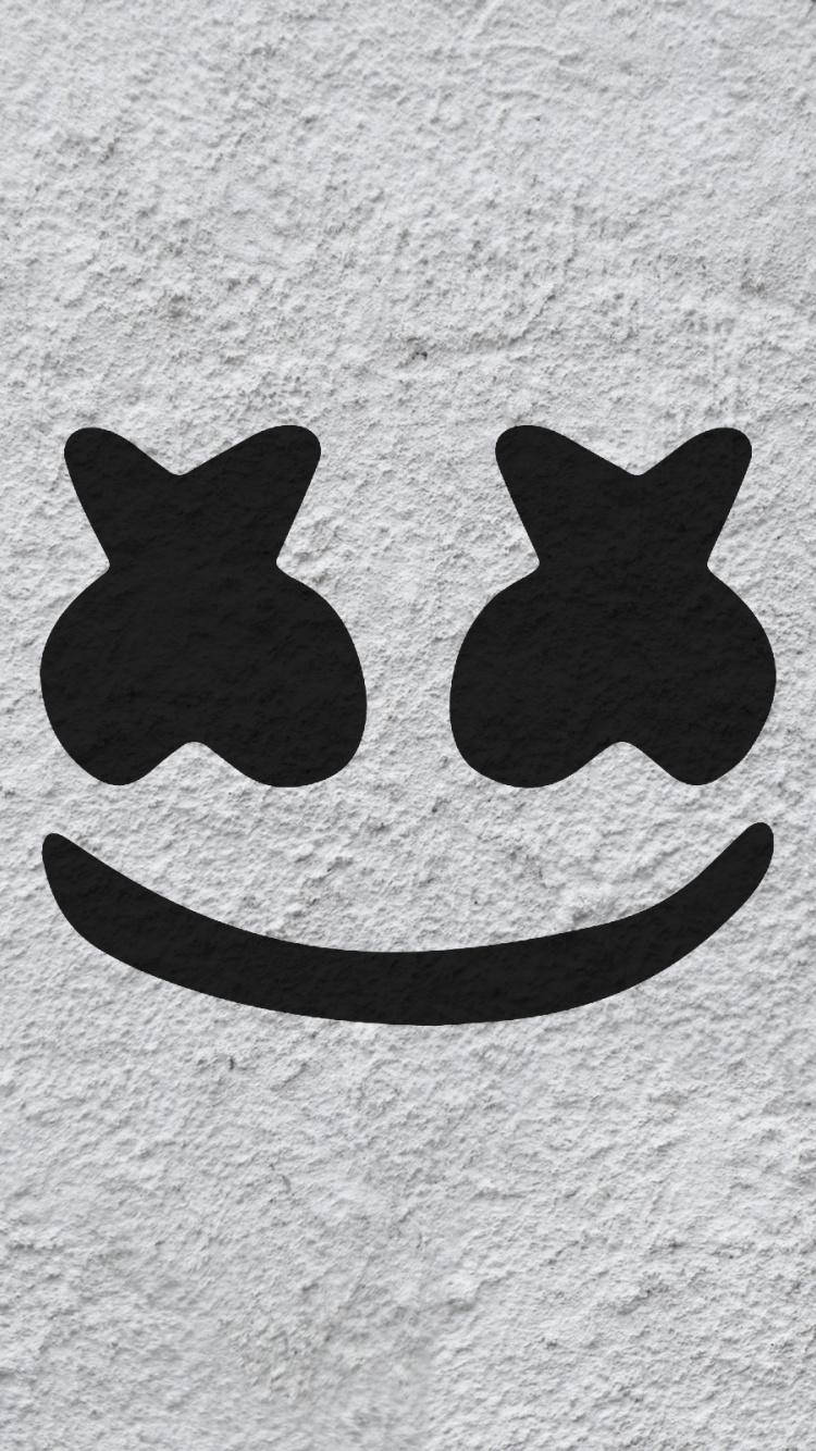 Marshmello iPhone 紋理表面 壁紙 — 一個極簡風格的黑色笑臉，帶有X形眼睛，畫在粗糙的白色紋理牆上。