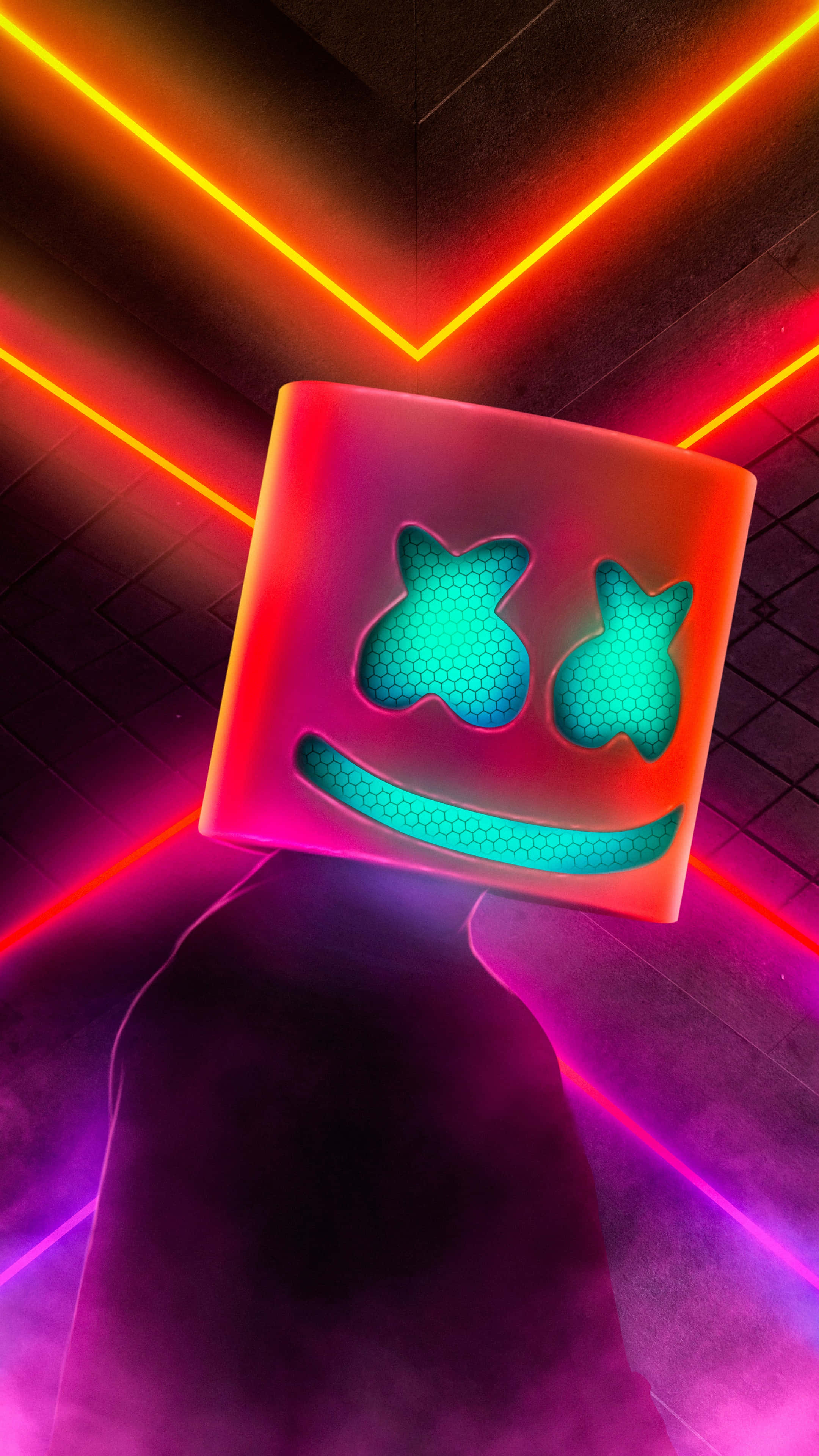 見證新Marshmello iPhone的鮮豔霓虹色彩 壁紙 — 一個發光的霓虹立方體，帶有微笑的臉，懸浮在一個由鮮豔橙色和粉紅色激光束照亮的黑暗房間中。
