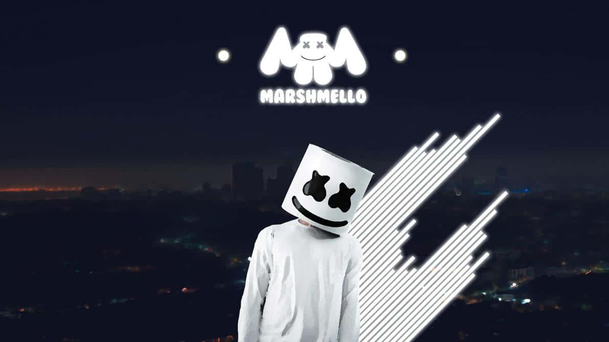 Marshmello 桌布 壁紙 — Marshmello 在夜晚的城市景觀頂端，戴著他標誌性的白色頭盔，發光的白色光束劃破黑暗的天空。