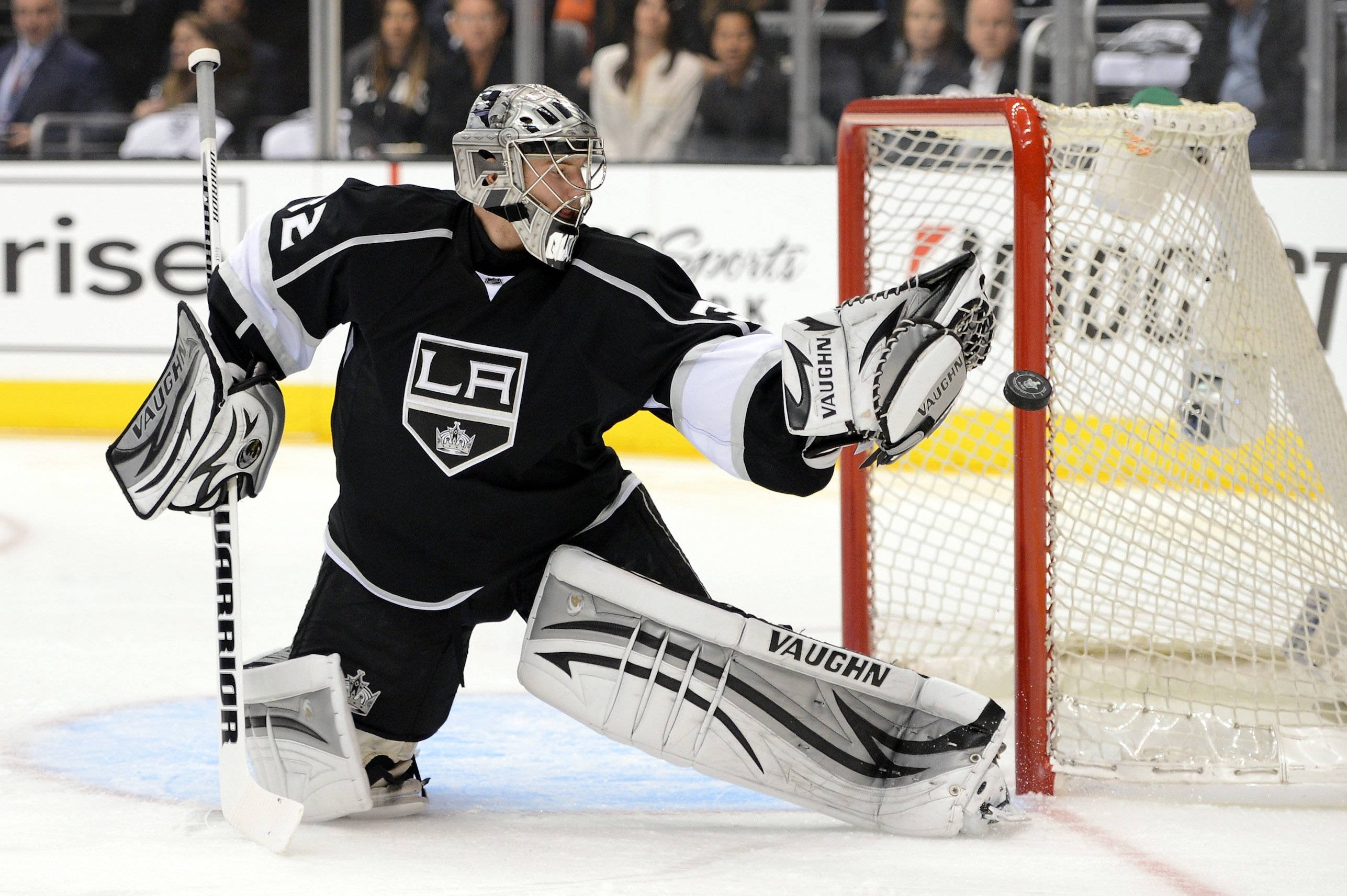 Martin Jones 洛杉磯國王隊 壁紙 — 一位洛杉磯國王隊的冰球守門員穿著黑白裝備，在比賽期間於冰場球門前低蹲。