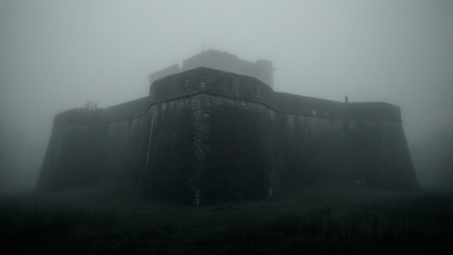 Misty Fortress 壁紙 — 一座巨大的石頭堡壘從濃霧中浮現，其風化的牆壁在灰色天空下以詭異的寂靜聳立。