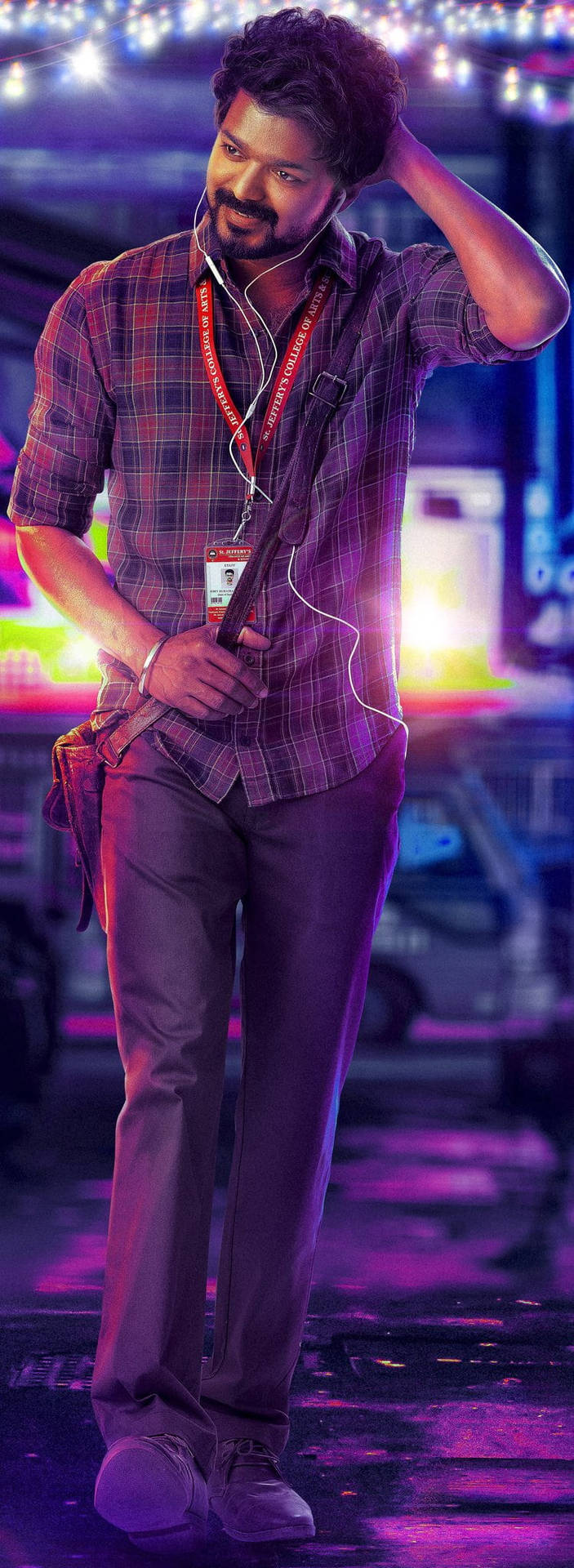 穿著格仔襯衫的男人在夜晚霓虹燈街道上手持結他。