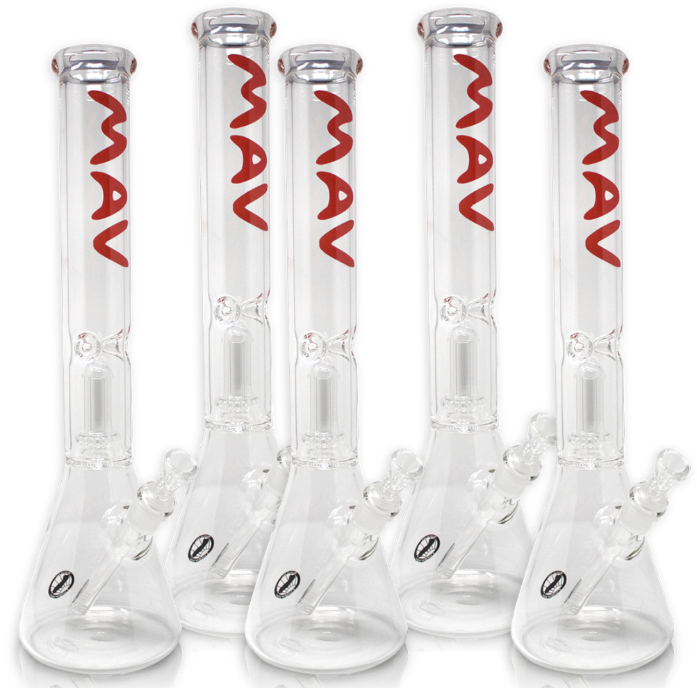 MAV玻璃水煙壺系列 壁紙 — 五個帶有紅色「MAV」標誌的透明玻璃水煙槍排成一排，背景為黑色。
