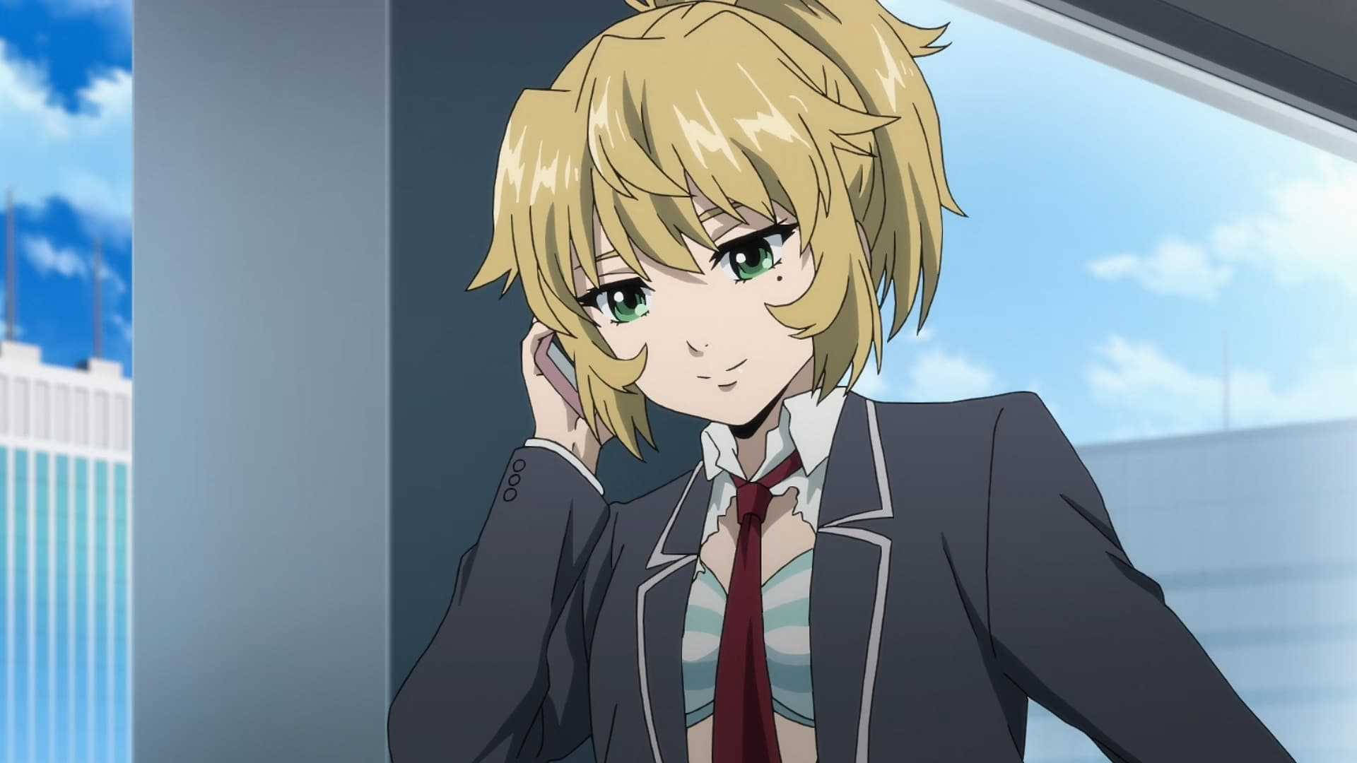 Mayuko Nise 高樓入侵 壁紙 — 一位金髮動漫女學生穿著校服，在窗邊微笑著講電話，窗外是城市景觀。
