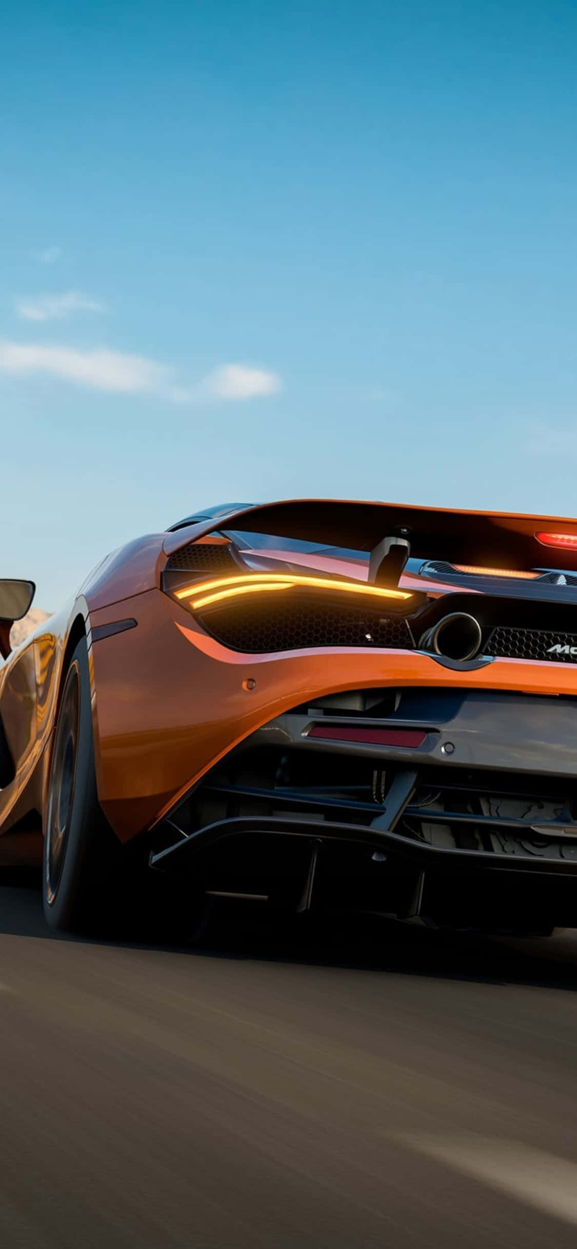 McLaren 570S iPhone X Forza Motorsport 7 背景 壁紙 — 一輛時尚的橙色跑車在晴朗的藍天下，帶著發光的尾燈在道路上疾馳。