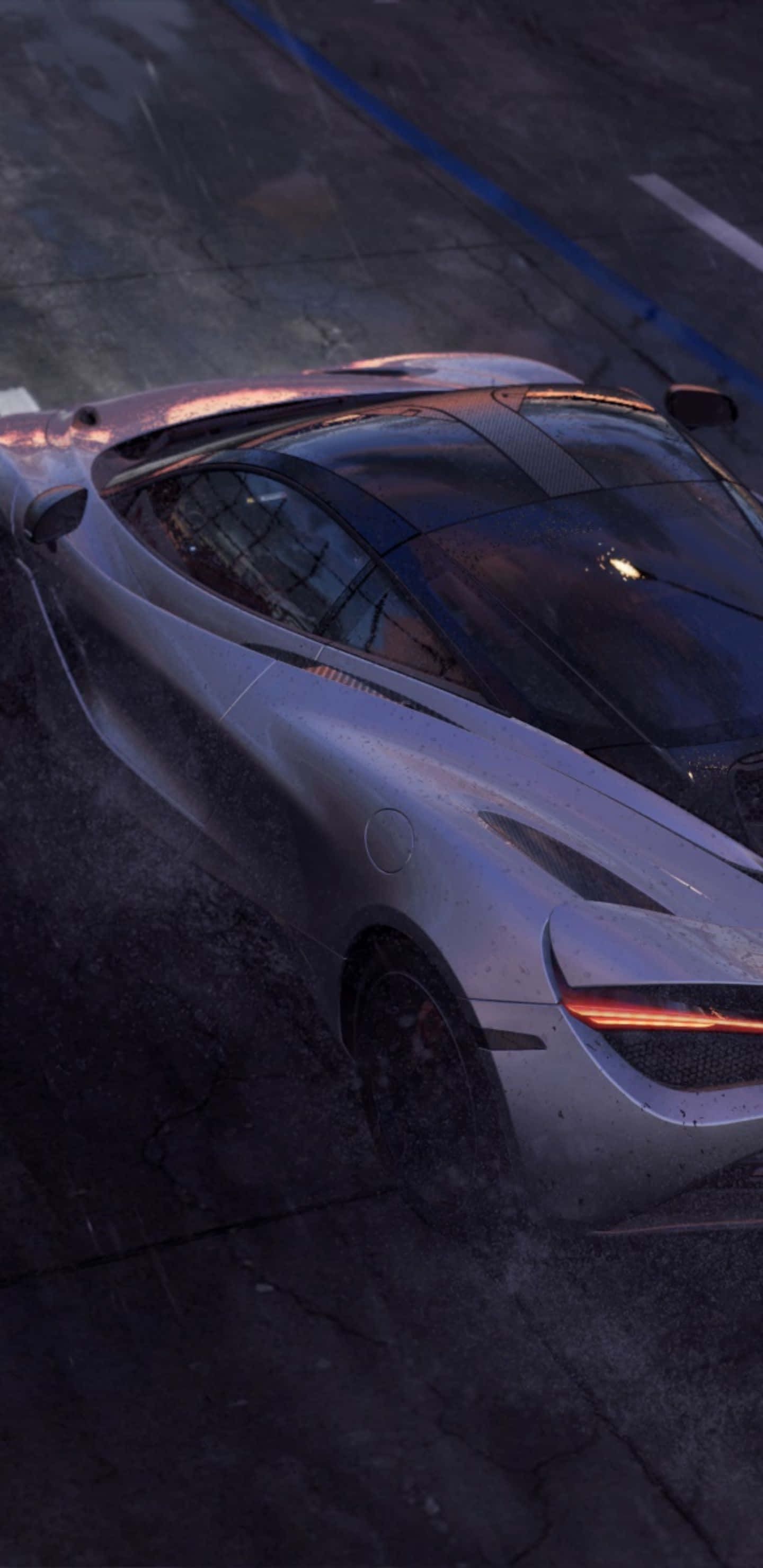 McLaren 720S - 高清壁紙 壁紙 — 一輛時尚的銀色跑車在黃昏時分滑過濕漉漉的路面，尾燈閃爍，反射光在彎曲的車身上閃耀。