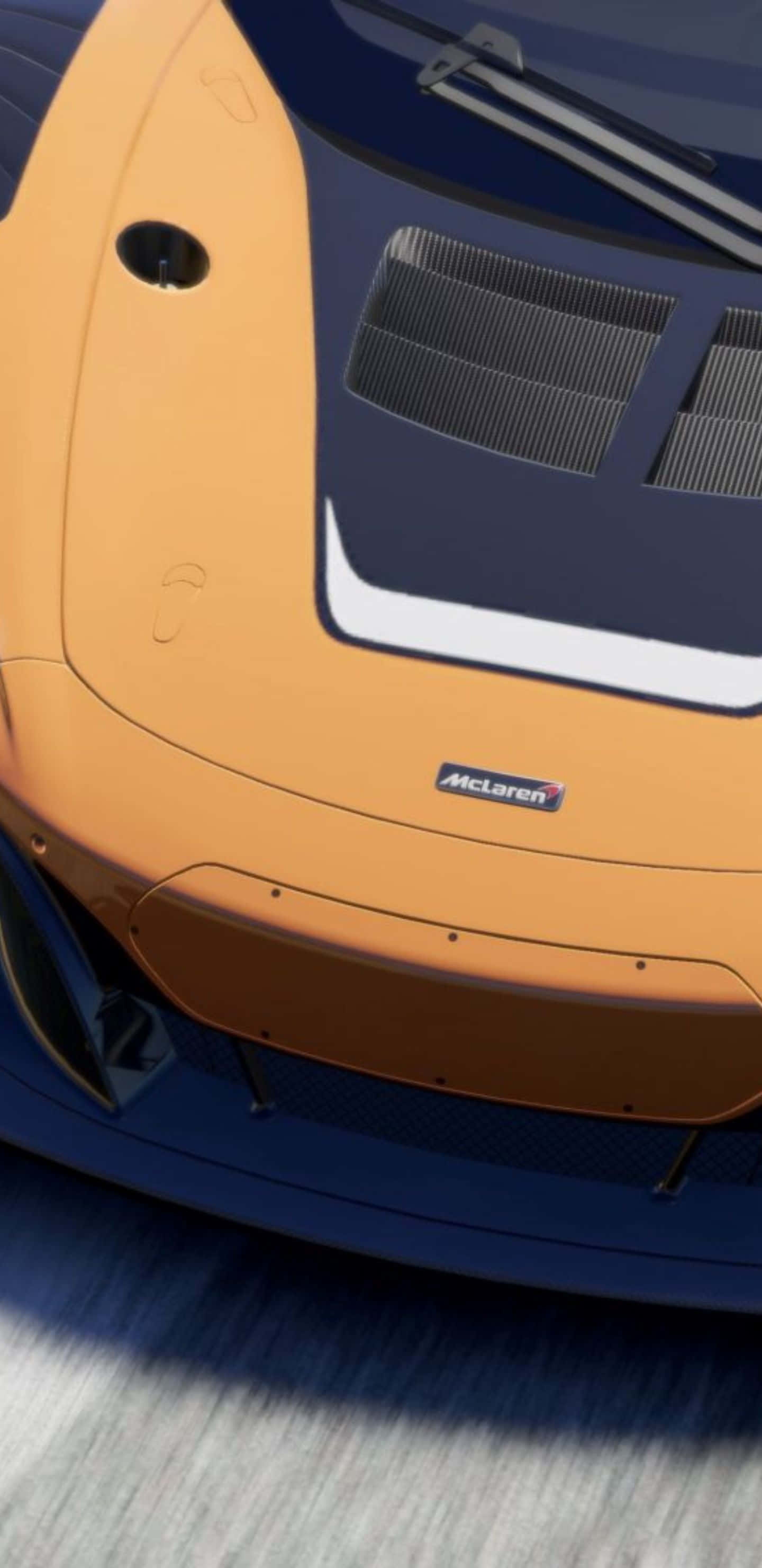 McLaren P1 GT2 - 高清賽車壁紙 壁紙 — 近距離拍攝麥拿侖超級跑車的橙色和藍色引擎蓋，帶有通風口和標誌，背景為模糊的道路。