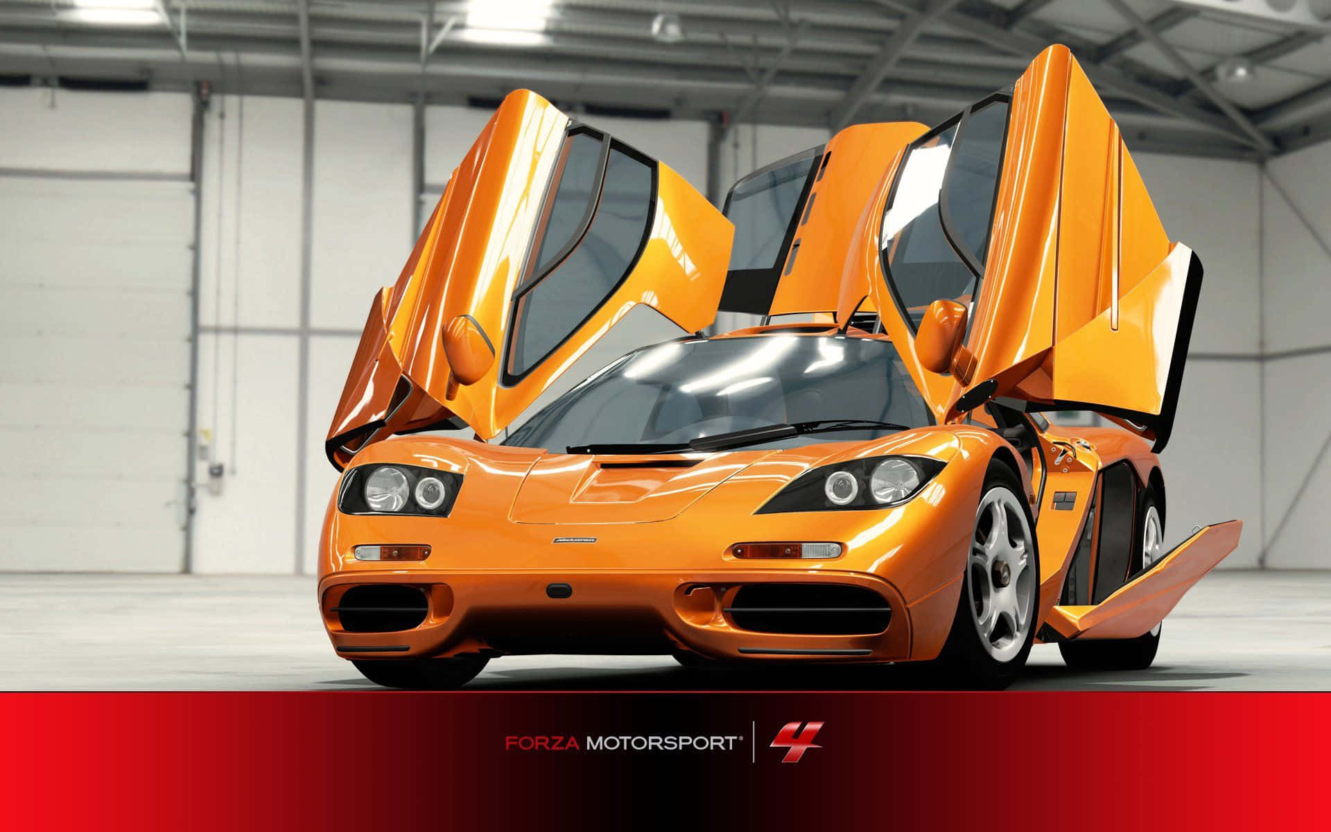 橙色McLaren F1在車庫中打開鷗翼車門。