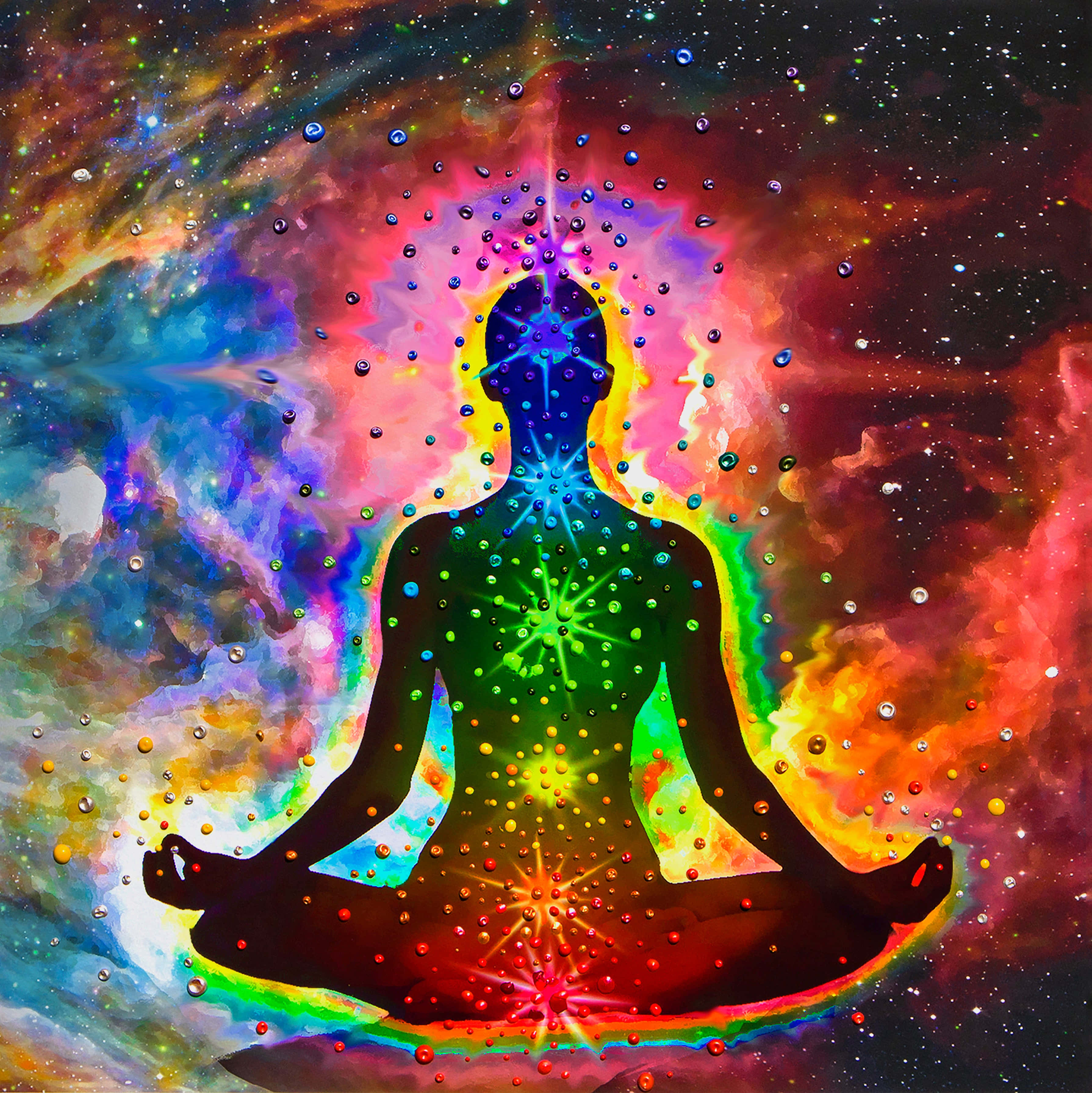 天籟寧靜：在靈性中尋找平和 壁紙 — 一個冥想的人類剪影在宇宙星雲背景下散發出色彩繽紛的脈輪，並有閃爍的星星。