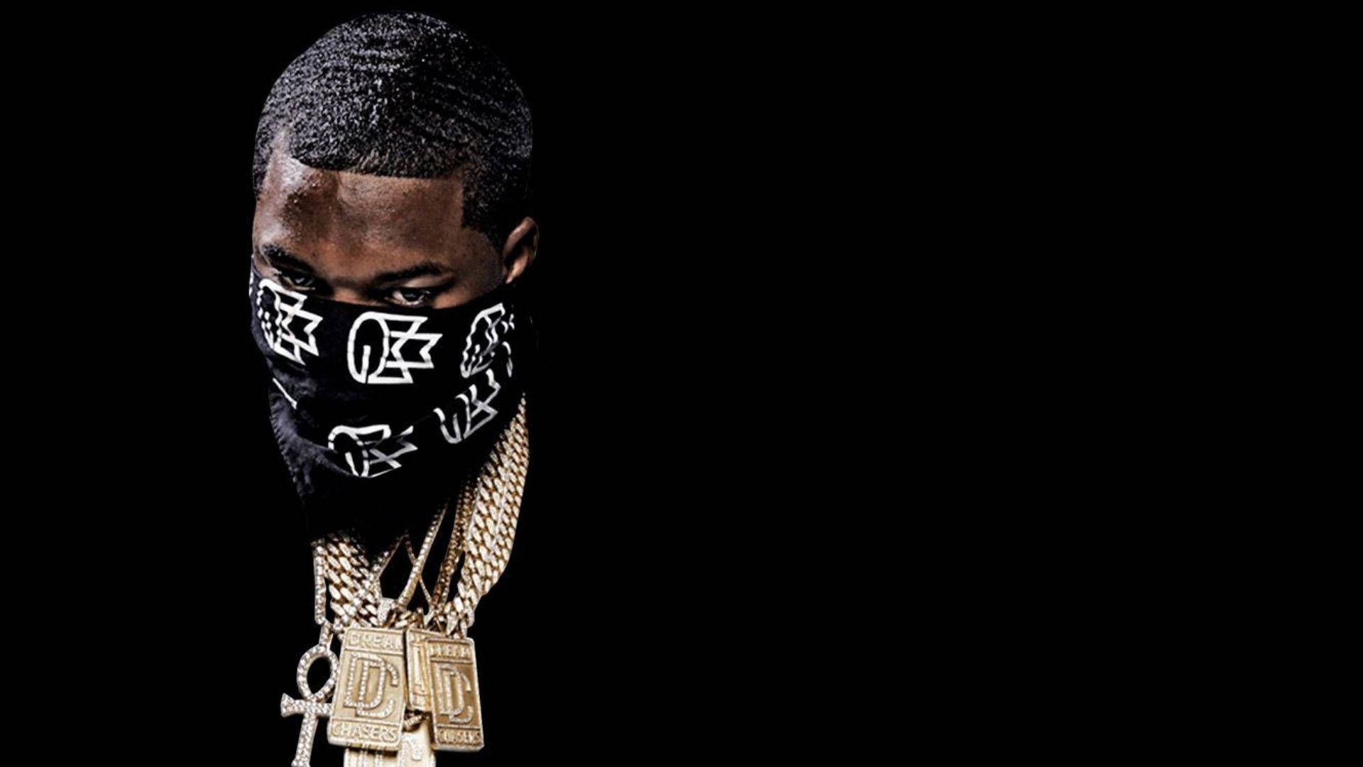 Meek Mill 戴頭巾 壁紙 — 一名戴著黑色圖案面罩和沉重金鏈的男子，背景為純黑色。